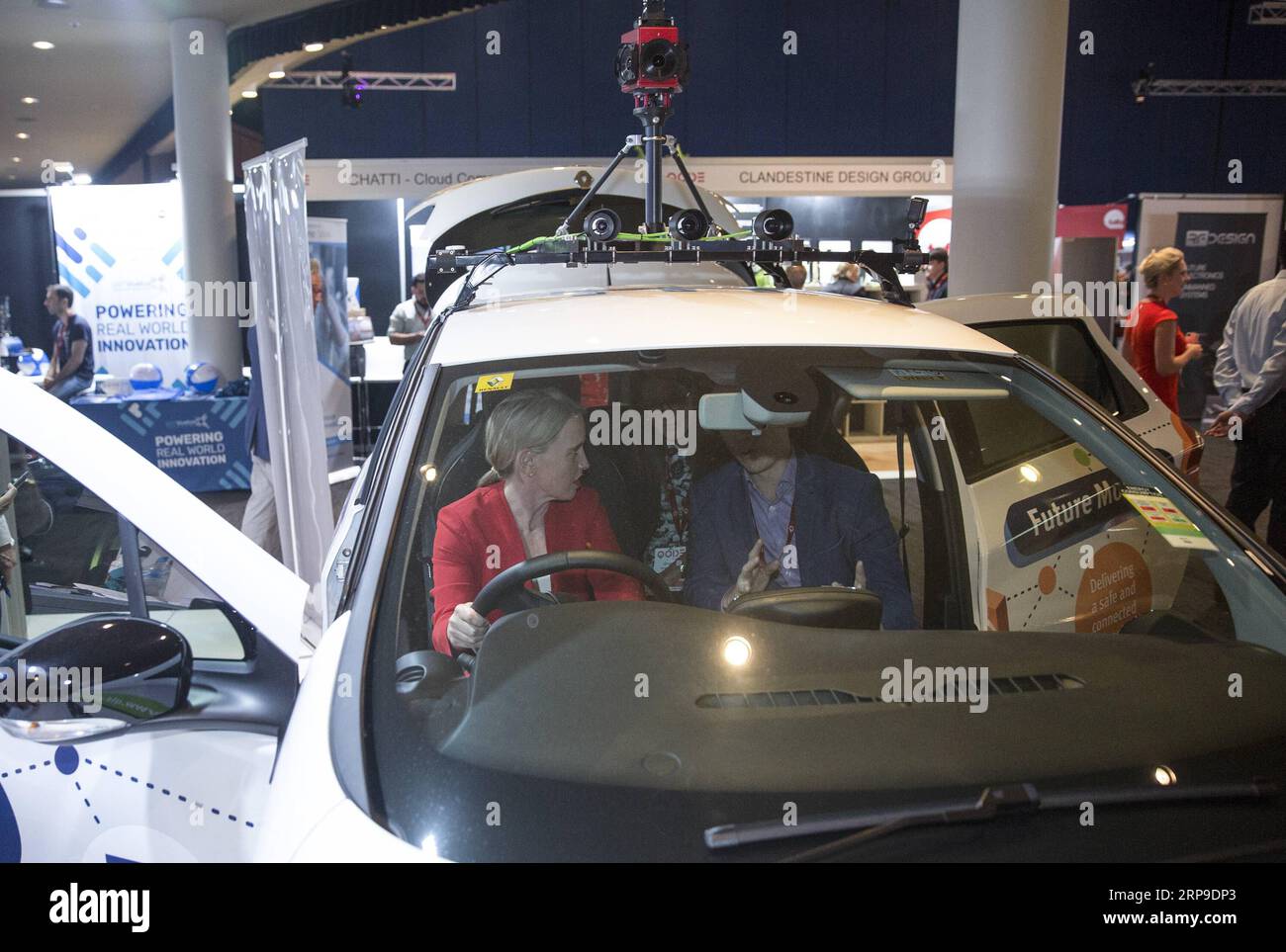 (190403) -- BRISBANE, 3. April 2019 -- Queenslands Ministerin für Innovation und Tourismus Kate Jones (L) versucht ein intelligentes Fahrzeug während einer zweitägigen Tech-Konferenz, Qode, in Brisbane im Bundesstaat Queensland, Australien, am 2. April 2019. Die australische Stadt Brisbane war am Dienstag Gastgeber einiger der größten Namen der Region im Bereich der neuen Technologie, indem sie eine zweitägige Veranstaltung einleitete, um Innovation und digitale Entwicklung im gesamten Bundesstaat Queensland zu fördern. ) AUSTRALIEN-BRISBANE-INTERNATIONALE TECH-VERANSTALTUNG BaixXuefei PUBLICATIONxNOTxINxCHN Stockfoto