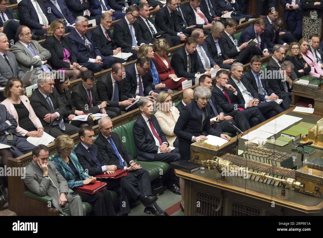 Nachrichten Themen der Woche KW14 Nachrichten Bilder des Tages 190404 -- LONDON, 4. April 2019 -- die britische Premierministerin Theresa May nimmt am 3. April 2019 an den Fragen des Premierministers im Unterhaus in London Teil. Die britischen Gesetzgeber haben am Mittwochabend für ein Gesetz gestimmt, das das No-Deal-Abkommen ausschließt und den Austritt Großbritanniens aus der Europäischen Union in einer engen Marge verzögert. UK Parliament/Mark Duffy BRITAIN-LONDON-PMQS HOCxMANDATORYxCREDIT:xUKxParliament/MarkxDuffy PUBLICATIONxNOTxINxCHN Stockfoto