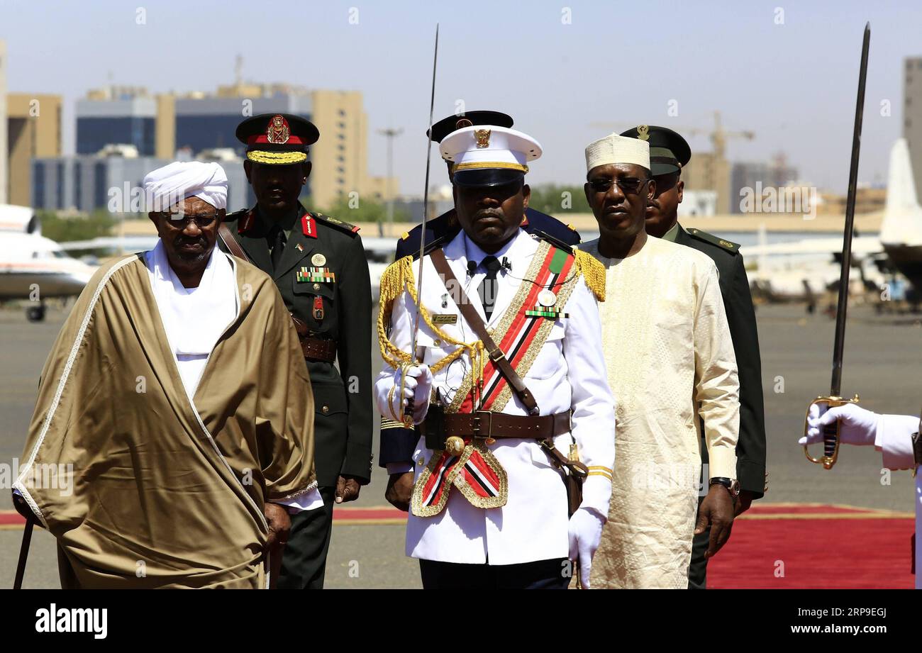 (190404) -- KHARTUM, 4. April 2019 -- der sudanesische Präsident Omar al-Bashir (L) und der tschadische Präsident Idriss Deby (2. R) inspizieren die Ehrenwache in Khartum, Sudan, 4. April 2019. ) SUDAN-KHARTUM-TSCHAD-PRÄSIDENT-BESUCH MohamedxKhidir PUBLICATIONxNOTxINxCHN Stockfoto