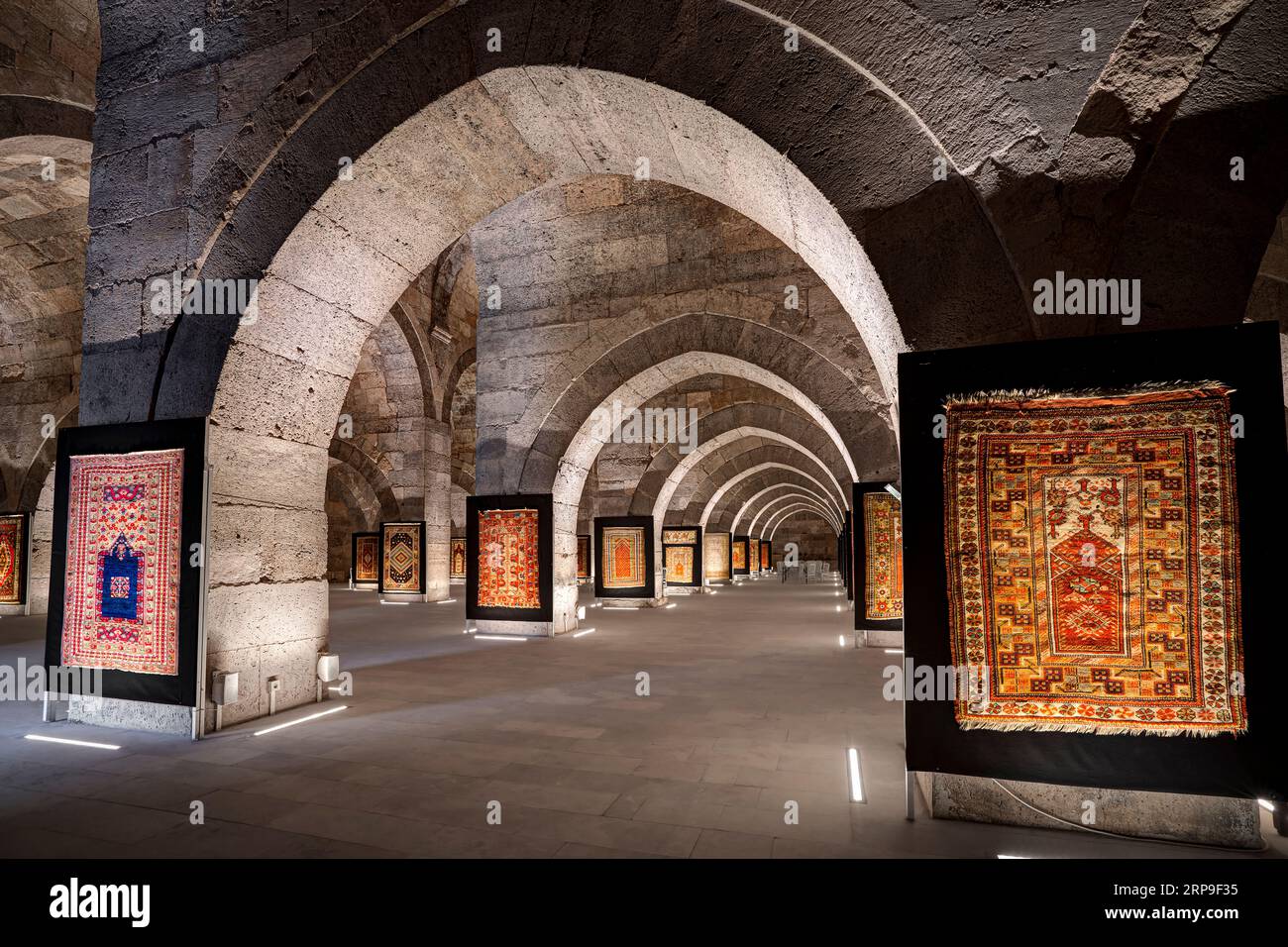 Sultan Han (Sultanhanı) Caravanserai. Überdachter Innenhof (Iwan), heute mit antiken Teppichen. Aksaray, Türkei Stockfoto