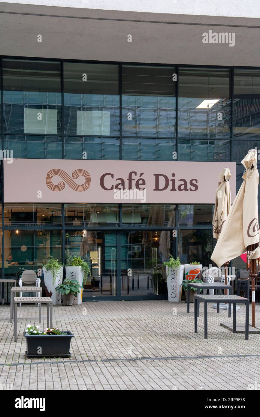Bratislava, Slowakei - 3. September 2023 : Eingang Café Dias Coffee Shop in Bratislava. Cafe Dias wird von der größten Buchhandlung Pan geführt Stockfoto