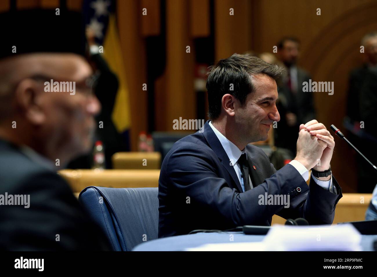 (190405) -- SARAJEVO, 5. April 2019 (Xinhua) -- Erion Veliaj (R), Bürgermeister der albanischen Hauptstadt Tirana, nimmt an einem Treffen während des Capitals Summit 2019 in Sarajevo, Bosnien und Herzegowina (Bosnien und Herzegowina), 4. April 2019, Teil. Die Bürgermeister Südosteuropas haben sich auf dem Gipfeltreffen der Hauptstädte 2019 am Freitag zu einer intensiven Zusammenarbeit und einer kontinuierlichen Vernetzung der Hauptstädte der Region verpflichtet. (Xinhua/Nedim Grabovica) GIPFELTREFFEN BOSNIEN UND HERZEGOWINA-SARAJEVO-HAUPTSTÄDTE 2019 PUBLICATIONxNOTxINxCHN Stockfoto