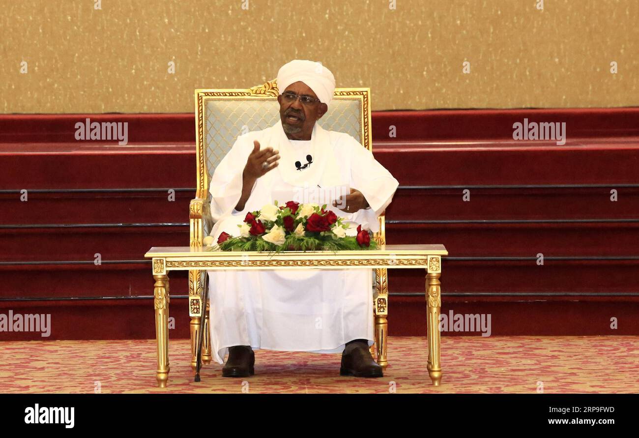 190405 -- KHARTUM, 5. April 2019 -- der sudanesische Präsident Omar al-Bashir spricht am 5. April 2019 in Khartum (Sudan) vor dem Obersten Koordinierungsausschuss für Folgemaßnahmen zur Umsetzung des Ergebnisses des Nationalen Dialogs. Der sudanesische Präsident Omar al-Bashir sagte am Freitag, dass Wahlen das einzige Mittel seien, um an die Macht zu kommen. SUDAN-KHARTUM-PRÄSIDENT-WAHLEN MohamedxKhidir PUBLICATIONxNOTxINxCHN Stockfoto