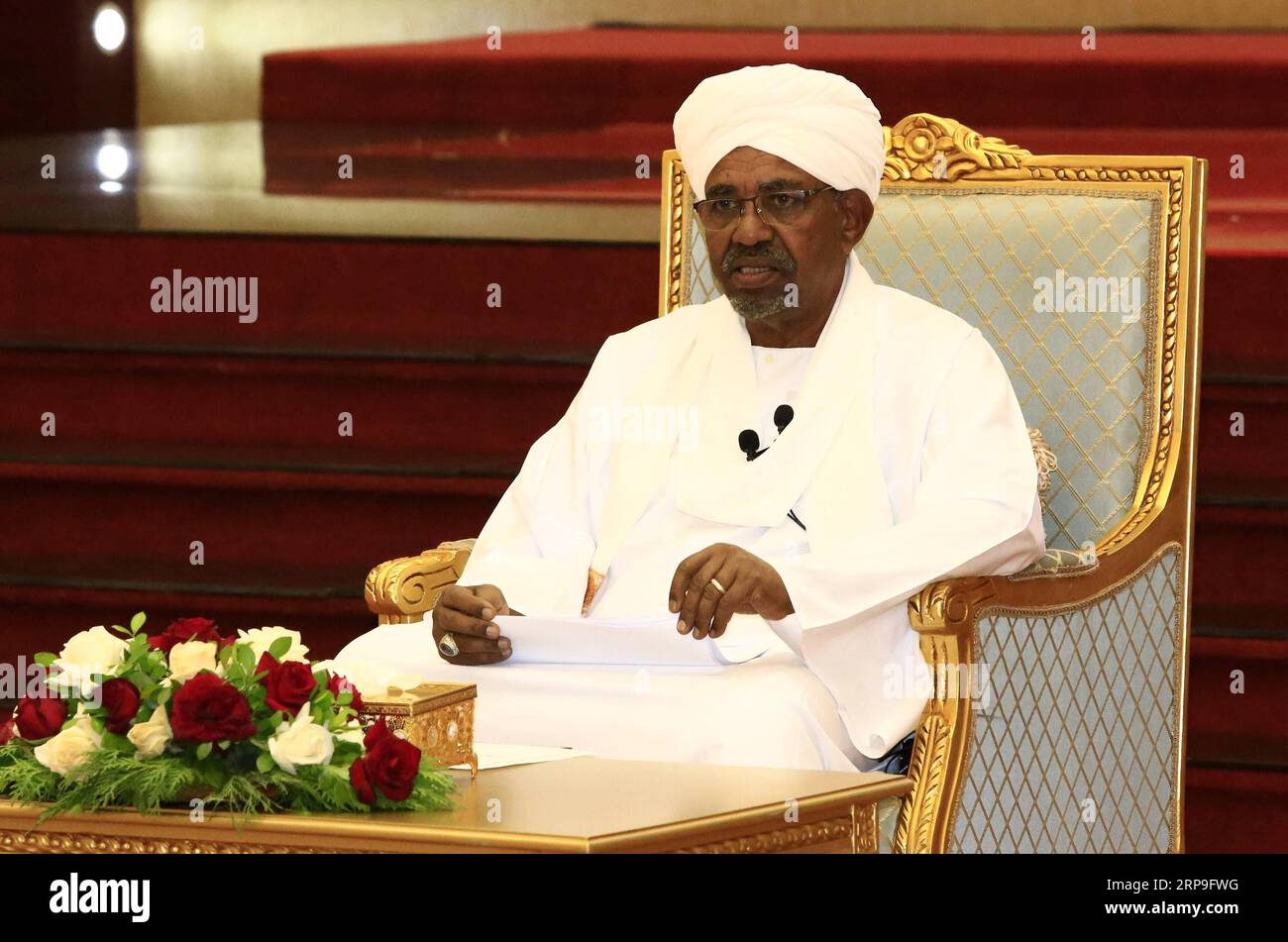 (190405) -- KHARTUM, 5. April 2019 -- der sudanesische Präsident Omar al-Bashir spricht am 5. April 2019 in Khartum (Sudan) vor dem übergeordneten Koordinierungsausschuss für die Weiterverfolgung der Umsetzung des Ergebnisses des Nationalen Dialogs. Der sudanesische Präsident Omar al-Bashir sagte am Freitag, dass Wahlen das einzige Mittel seien, um an die Macht zu kommen. ) SUDAN-KHARTUM-PRÄSIDENT-WAHLEN MohamedxKhidir PUBLICATIONxNOTxINxCHN Stockfoto