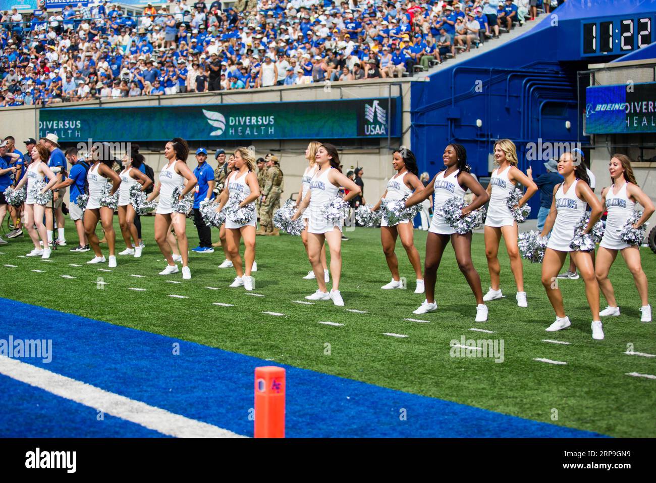 2. September 2023: Das Cheerleading-Team der Air Force während eines regulären NCAA-Fußballspiels zwischen den Robert Morris Colonials und den Air Force Falcons am 2. September 2023 im Falcon Stadium in der United States Air Force Academy, CO MAT Gdowski/CSM Stockfoto