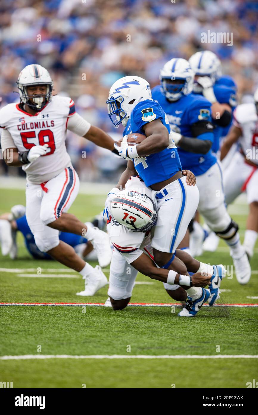 2. September 2023: Robert Morris Defensive Back William Barber (13) setzt sich am 2. September 2023 im Falcon Stadium in der United States Air Force Academy, CO., während eines regulären NCAA-Fußballspiels zwischen den Robert Morris Colonials und den Air Force Falcons mit dem Tailback der Air Force John Lee Eldridge III (24) auseinander MAT Gdowski/CSM (Bild: © Mat Gdowski/Cal Sport Media) Stockfoto