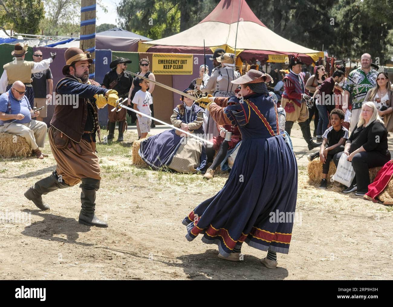 (190407) -- LOS ANGELES, 7. April 2019 -- Menschen, die als Schwertkämpfer verkleidet sind, treten auf der ursprünglichen Renaissance Pleasure faire in Irwindale, Los Angeles County, USA, am 6. April 2019 auf. Die Renaissance Pleasure faire ist samstags und sonntags vom 6. April bis 19. Mai 2019 geöffnet. ) U.S.-LOS ANGELES-RENAISSANCE FESTIVAL ZhaoxHanrong PUBLICATIONxNOTxINxCHN Stockfoto
