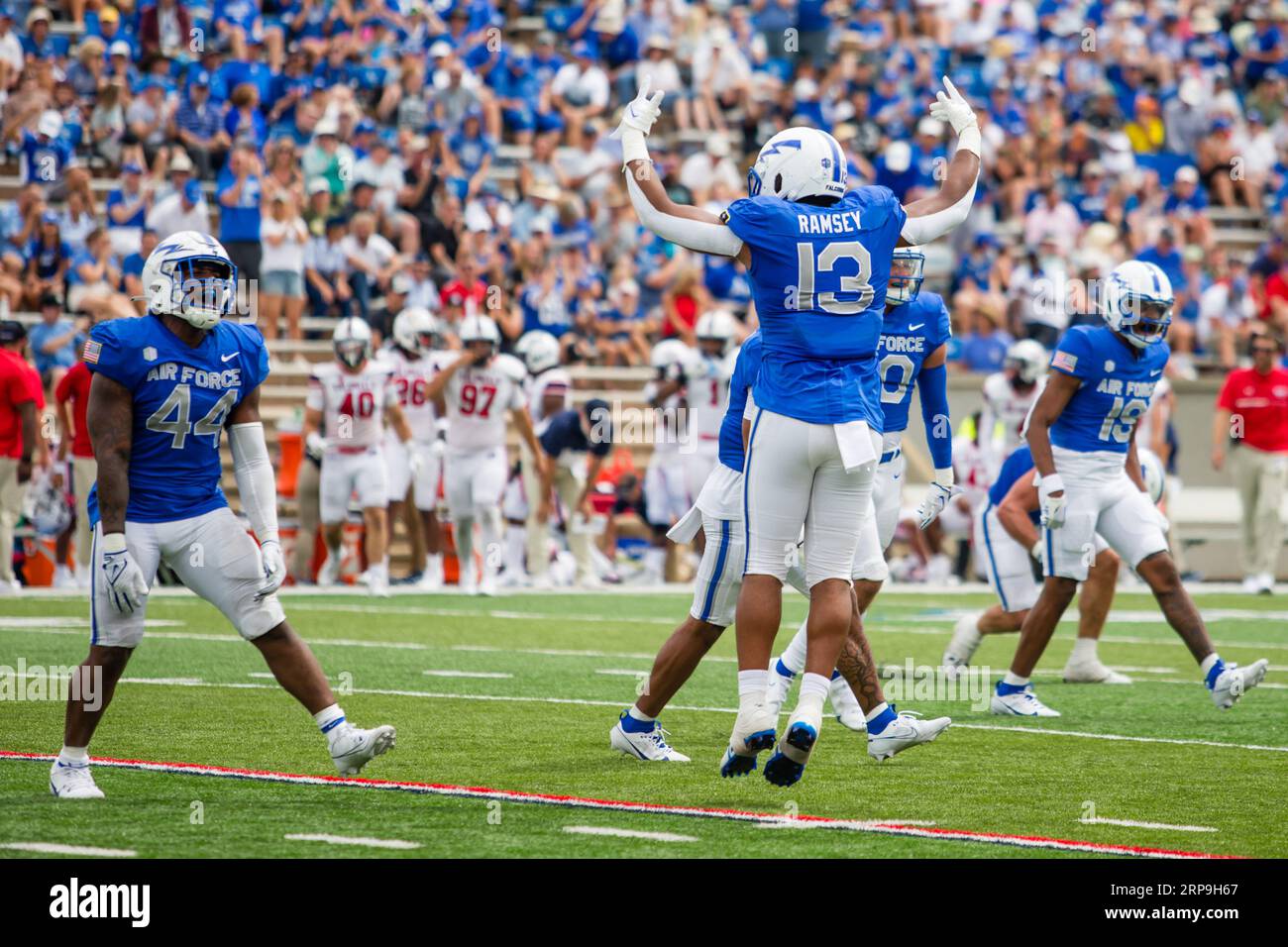 2. September 2023: Air Force Defensive End PJ Ramsey (13) und Inside Linebacker Johnathan Youngblood (44) feiern eine Fumble Recovery durch Air Force während eines regulären NCAA-Fußballspiels zwischen den Robert Morris Colonials und den Air Force Falcons am 2. September 2023, im Falcon Stadium in der United States Air Force Academy, CO MAT Gdowski/CSM Stockfoto