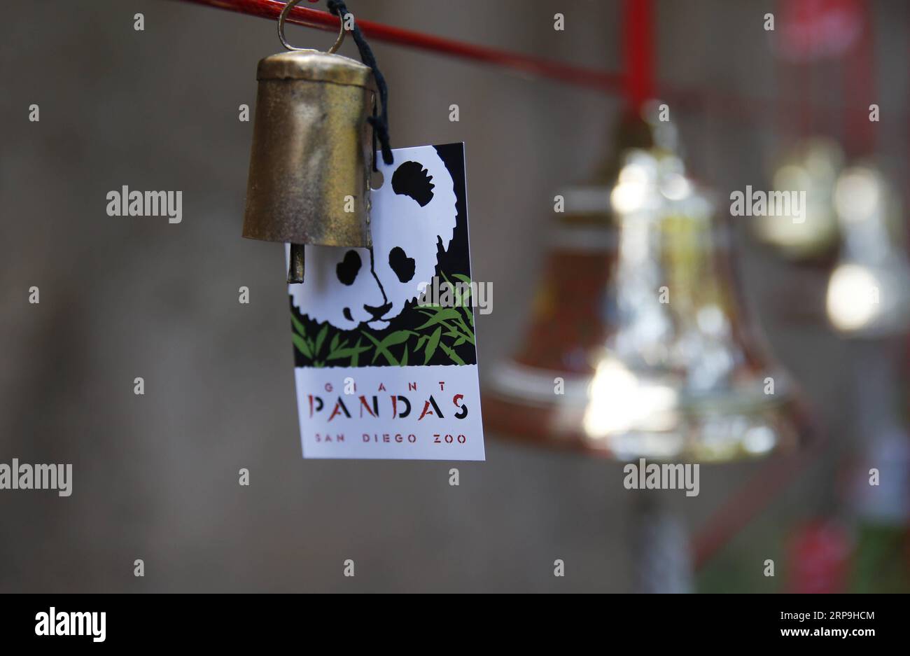 (190407) -- SAN DIEGO, 7. April 2019 (Xinhua) -- Ein Wunschzeichen ist auf der Mauer der Freundschaft mit dem Großen Panda im San Diego Zoo in San Diego, USA, 6. April 2019 zu sehen. Der San Diego Zoo im US-Bundesstaat Kalifornien veranstaltete am Samstag eine besondere Zeremonie, um ein dreiwöchiges Abschiedsereignis für zwei riesige Pandas auszulösen. Die siebenundzwanzig-jährige Riesenpande Bai Yun und ihr Sohn, der sechsjährige Xiao Liwu, werden Ende April den Zoo verlassen und nach China zurückgeschickt, da die Vereinbarung über einen Schutzkredit mit China beendet ist. (Xinhua/Li Ying) U.S.-CALIFORNIA-SAN DIEGO ZOO-PANDA-FAREWELL PUBLICATI Stockfoto