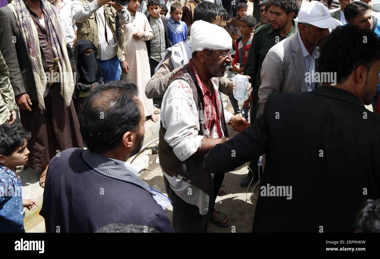 (190407) -- SANAA, 7. April 2019 -- ein verletzter Mann geht zur medizinischen Behandlung, nachdem er bei einem Luftangriff in Sanaa, Jemen, am 7. April 2019 verletzt wurde. Mindestens fünf Menschen wurden getötet und 34 weitere verletzt, als ein von Saudi-Arabien geführter Luftangriff auf eine Metallwerkstatt in der Nähe einer Schule in der jemenitischen Hauptstadt Sanaa am Sonntag traf, sagten Anwohner und Sanitäter. Mohammed Mohammed) JEMEN-SANAA-LUFTANGRIFF nieyunpeng PUBLICATIONxNOTxINxCHN Stockfoto