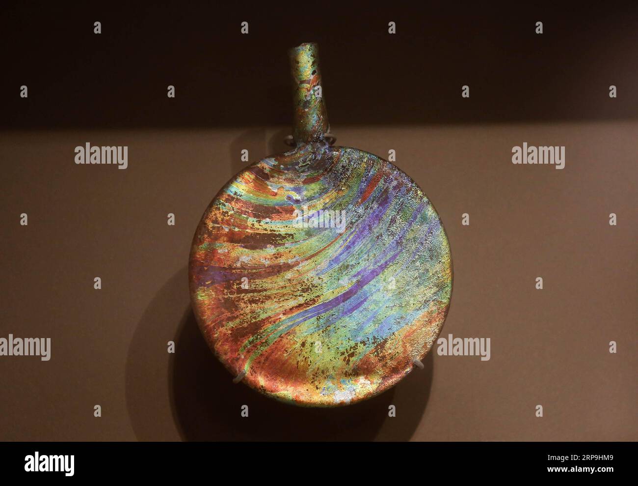 (190407) -- BEIRUT, 7. April 2019 (Xinhua) -- Eine Pilgerflasche aus dem 4. Jahrhundert n. Chr. wird am 6. April im Nationalmuseum von Beirut im Libanon ausgestellt. 2019. Das 1942 offiziell eröffnete Nationalmuseum von Beirut ist das wichtigste Archäologiemuseum im Libanon mit einer Sammlung von etwa 100.000 Objekten. (Xinhua/Bilal Jawich) LIBANON-ARCHÄOLOGIE-NATIONALMUSEUM VON BEIRUT PUBLICATIONxNOTxINxCHN Stockfoto