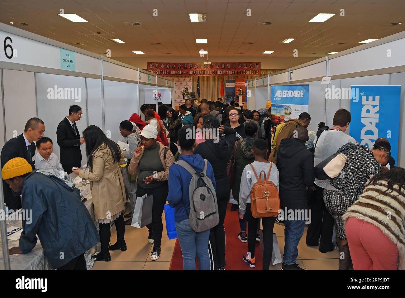 (190409) -- JOHANNESBURG, 9. April 2019 (Xinhua) -- Jobjäger suchen auf einer Jobmesse in Johannesburg, Südafrika, 8. April 2019 nach Jobchancen. Am Montag fand in Johannesburg eine Jobmesse für südafrikanische Studenten statt, die vor kurzem ihr Praktikum in China absolviert haben, um ihre Beschäftigung zu erleichtern. Die Veranstaltung wurde vom südafrikanischen Ministerium für höhere Bildung und Ausbildung, der South Africa-China Economic and Trade Association und dem Chinese Culture and International Education Exchange Center abgehalten. (Xinhua/Chen Cheng) SÜDAFRIKA-JOHANNESBURG-CHINA-JOBMESSE PUBLICATIONxNOTxINxCHN Stockfoto