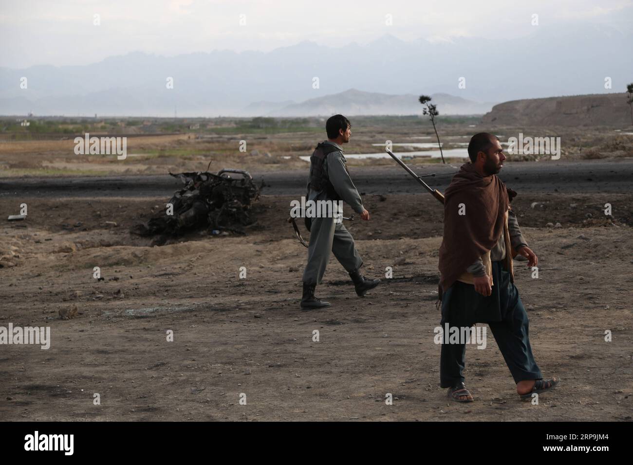 (190409) -- BAGRAM, 9. April 2019 -- afghanische Sicherheitskräfte inspizieren den Ort eines Angriffs in der Nähe des Bagram Air Base in der Provinz Parwan, Afghanistan, 9. April 2019. Nach einer Selbstmordbombenexplosion in der Nähe einer Koalitionsbasis im Osten Afghanistans am Montag wurden etwa fünf Menschen getötet, darunter drei US-Soldaten und ein US-amerikanischer Auftragnehmer sowie ein Angreifer. AFGHANISTAN-BAGRAM-ATTACK STR PUBLICATIONXNOTXINXCHN Stockfoto