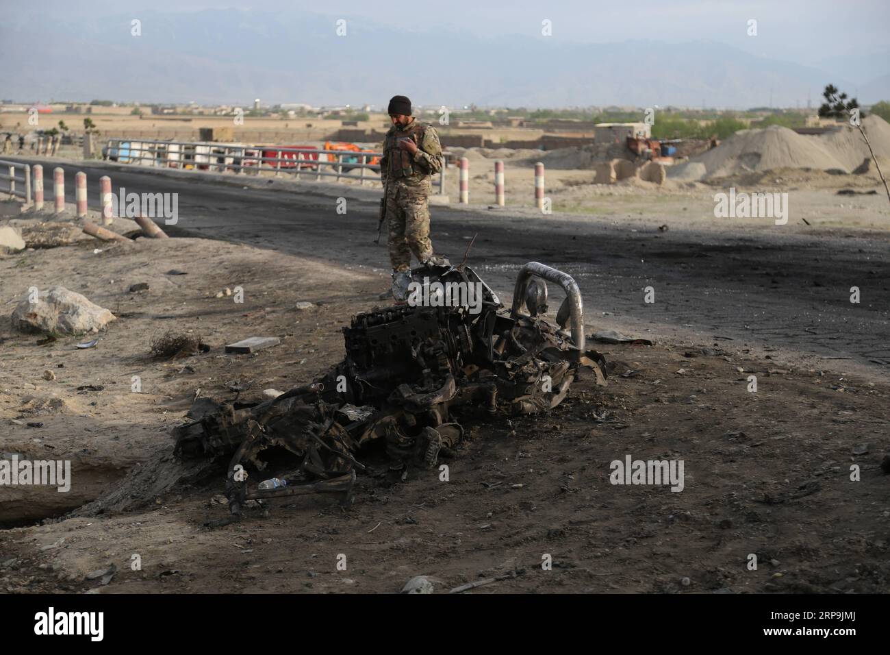 (190409) -- BAGRAM, 9. April 2019 -- ein afghanisches Sicherheitsmitglied inspiziert den Ort eines Angriffs in der Nähe des Bagram Air Base in der Provinz Parwan, Afghanistan, 9. April 2019. Nach einer Selbstmordbombenexplosion in der Nähe einer Koalitionsbasis im Osten Afghanistans am Montag wurden etwa fünf Menschen getötet, darunter drei US-Soldaten und ein US-amerikanischer Auftragnehmer sowie ein Angreifer. AFGHANISTAN-BAGRAM-ATTACK STR PUBLICATIONXNOTXINXCHN Stockfoto