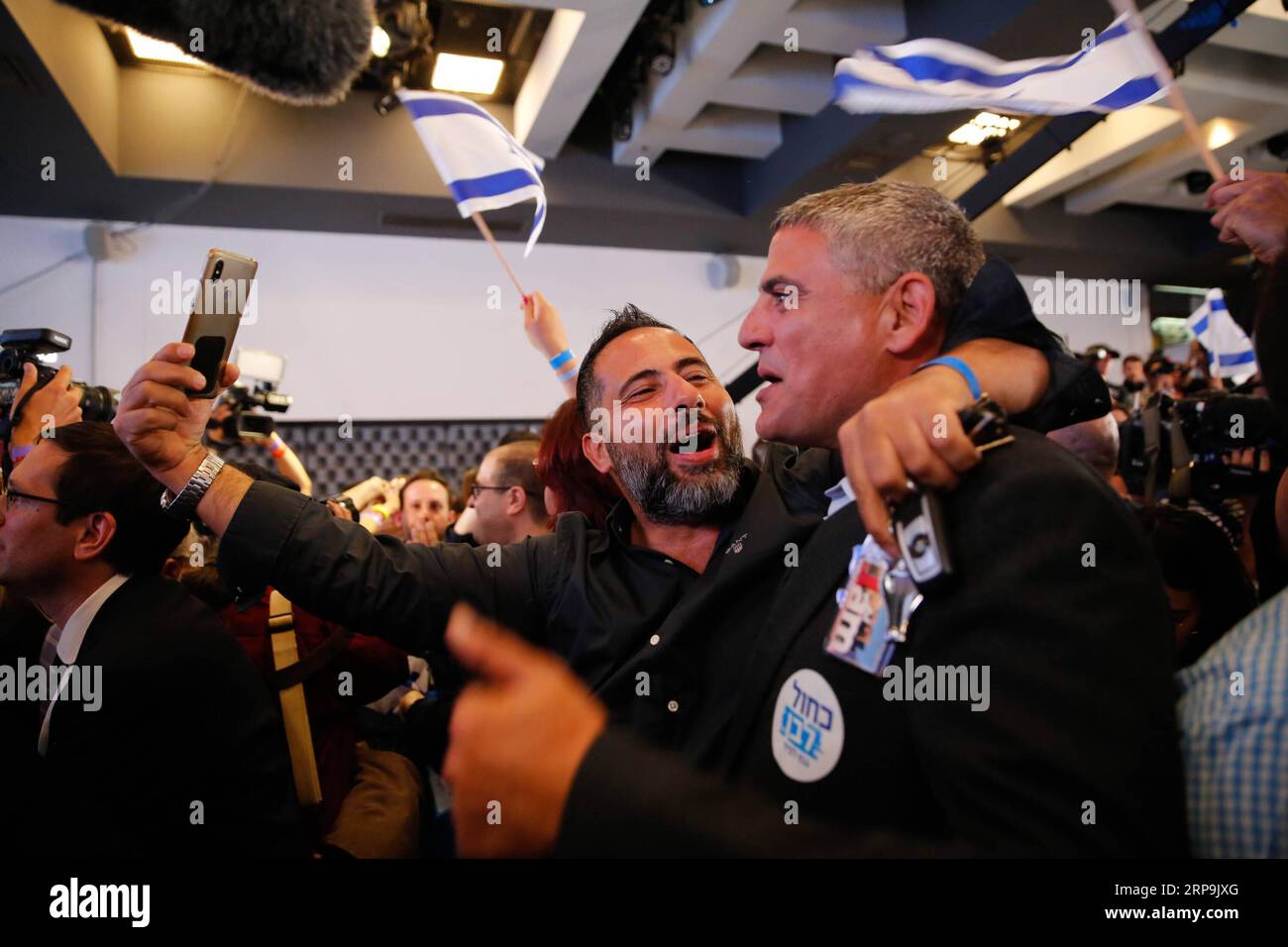 (190409) -- TEL AVIV, 9. April 2019 -- Unterstützer der Blauen und Weißen Partei Israels feiern, nachdem sie am 9. April 2019 eine Fernsehumfrage im Hauptquartier der Allianz in Tel Aviv (Israel) gesehen haben. Der israelische Premierminister Benjamin Netanyahu und Benny Gantz, ein Ex-General und Führer einer zentristischen Partei, beanspruchten beide am Dienstagabend den Sieg im hart umkämpften Wahlkampf. ISRAEL-TEL AVIV-BUNDESTAGSWAHLEN-AUSSCHEIDUNGSUMFRAGE GILXCOHENXMAGEN PUBLICATIONXNOTXINXCHN Stockfoto