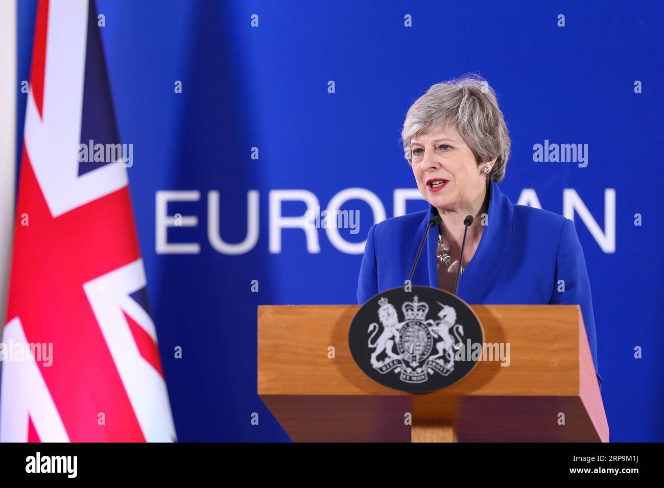 (190411) -- BRÜSSEL, 11. April 2019 (Xinhua) -- die britische Premierministerin Theresa May veranstaltet nach der Sondertagung des Europäischen Rates am 11. April 2019 in Brüssel (Belgien) ein Pressebriefing. Die Staats- und Regierungschefs der verbleibenden 27 Mitgliedstaaten der Europäischen Union (EU) haben sich auf eine flexible Verlängerung des Brexit bis Oktober 31 geeinigt, sagte Präsident des Europäischen Rates Donald Tusk hier auf einer Pressekonferenz um Mitternacht im Anschluss an Gespräche mit geschlossenen Türen. Dies bedeutet, dass Großbritannien weitere sechs Monate Zeit hat, um die bestmögliche Lösung zu finden, sagte Tusk. (Xinhua/Zhang Cheng) BELGIEN-BRÜSSEL-EUROPÄISCHER RAT-BREXIT-EXT Stockfoto