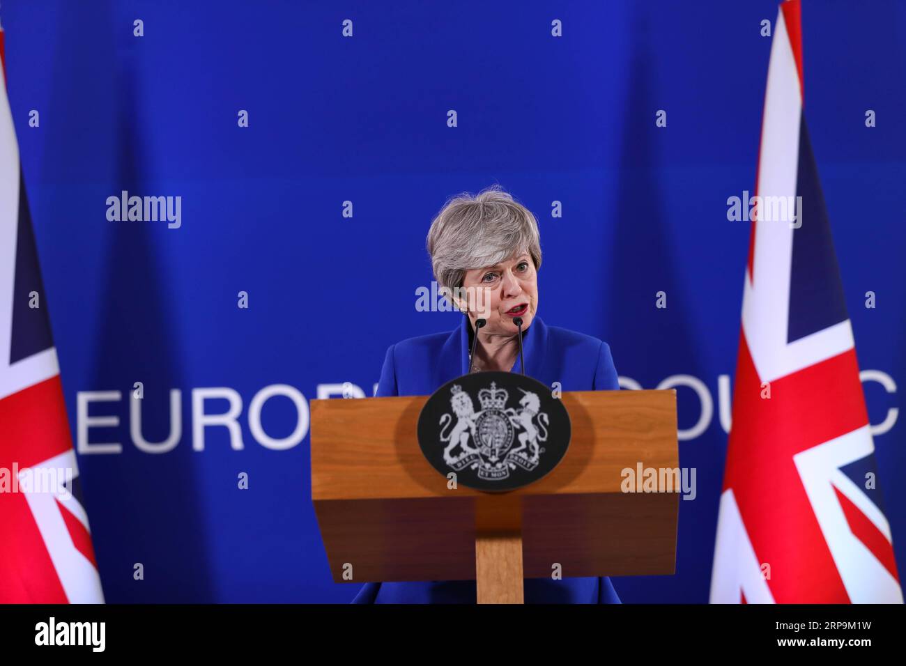 (190411) -- BRÜSSEL, 11. April 2019 (Xinhua) -- die britische Premierministerin Theresa May veranstaltet nach der Sondertagung des Europäischen Rates am 11. April 2019 in Brüssel (Belgien) ein Pressebriefing. Die Staats- und Regierungschefs der verbleibenden 27 Mitgliedstaaten der Europäischen Union (EU) haben sich auf eine flexible Verlängerung des Brexit bis Oktober 31 geeinigt, sagte Präsident des Europäischen Rates Donald Tusk hier auf einer Pressekonferenz um Mitternacht im Anschluss an Gespräche mit geschlossenen Türen. Dies bedeutet, dass Großbritannien weitere sechs Monate Zeit hat, um die bestmögliche Lösung zu finden, sagte Tusk. (Xinhua/Zhang Cheng) BELGIEN-BRÜSSEL-EUROPÄISCHER RAT-BREXIT-EXT Stockfoto