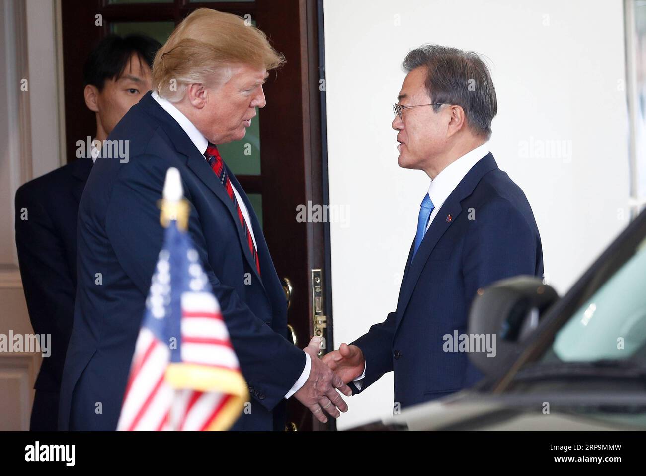 (190411) -- WASHINGTON, 11. April 2019 -- US-Präsident Donald Trump (L, Front) gibt dem südkoreanischen Präsidenten Moon Jae-in während ihres Treffens im Weißen Haus in Washington D.C., USA, am 11. April 2019 die Hand. Trump sagte am Donnerstag, dass es ihm möglich sei, ein drittes Treffen mit dem Spitzenführer der Demokratischen Volksrepublik Korea (DVRK) Kim Jong UN abzuhalten. Trump machte die Äußerungen, während er mit seinem südkoreanischen Kollegen Moon Jae-in vor ihrem bilateralen Treffen im Weißen Haus vor den Medien sprach. US-WASHINGTON D.C.-PRÄSIDENT-SÜDKOREA-PRES Stockfoto