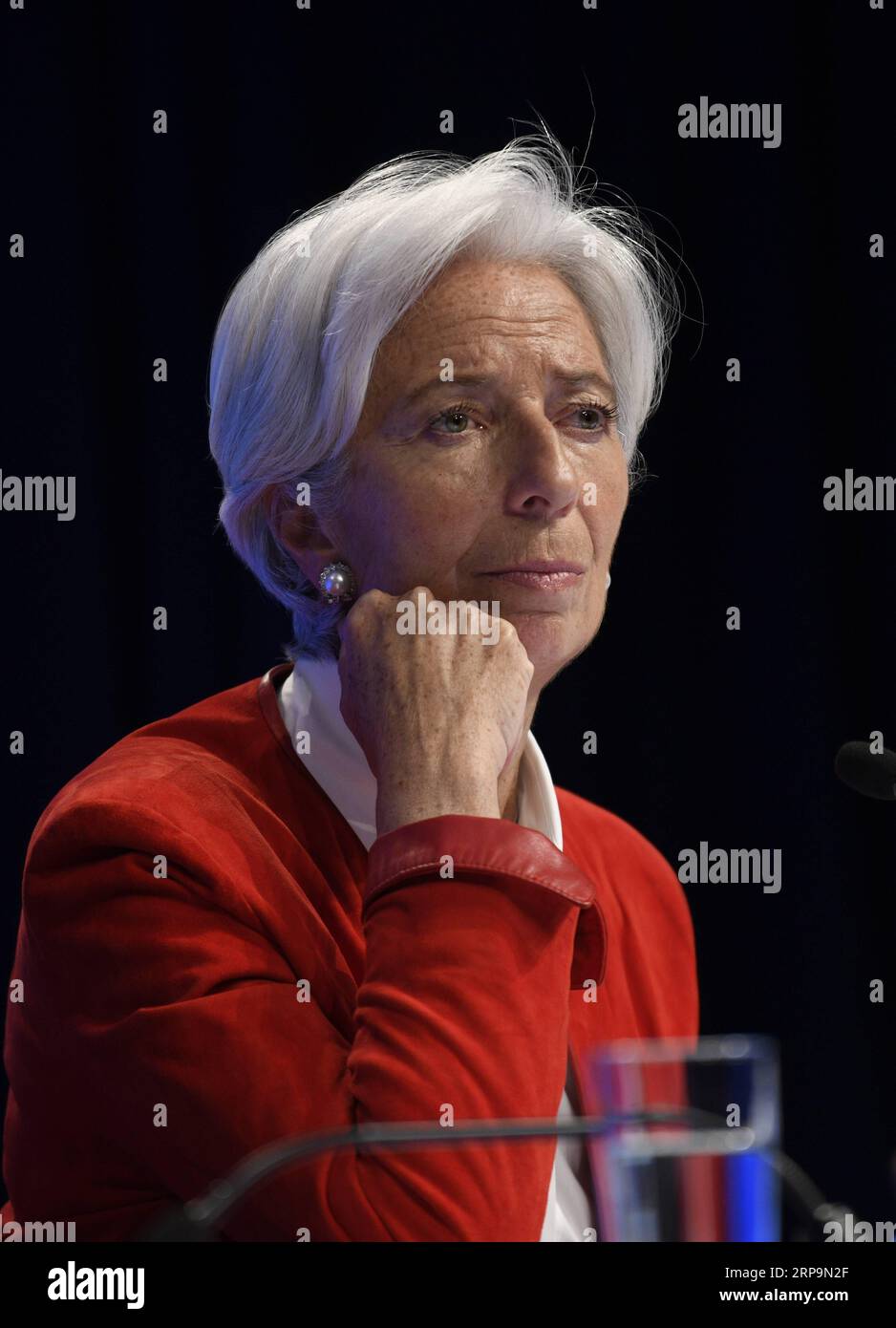 (190412) -- WASHINGTON, 12. April 2019 -- Christine Lagarde, Chefin des Internationalen Währungsfonds (IWF), nimmt an einer Pressekonferenz auf den Frühjahrstagungen des IWF und der Weltbank in Washington D.C., USA, am 11. April 2019 Teil. Christine Lagarde forderte die politischen Entscheidungsträger am Donnerstag nachdrücklich auf, keinen Schaden anzurichten und falsche Handelspolitiken zu vermeiden, da die Weltwirtschaft einen breit angelegten Konjunkturabschwung erlebt und eine prekäre Erholung erwartet. ) US-WASHINGTON-IWF-CHRISTINE LAGARDE-PRESSBEREICHUNG LIUXJIE PUBLICATIONXNOTXINXCHN Stockfoto
