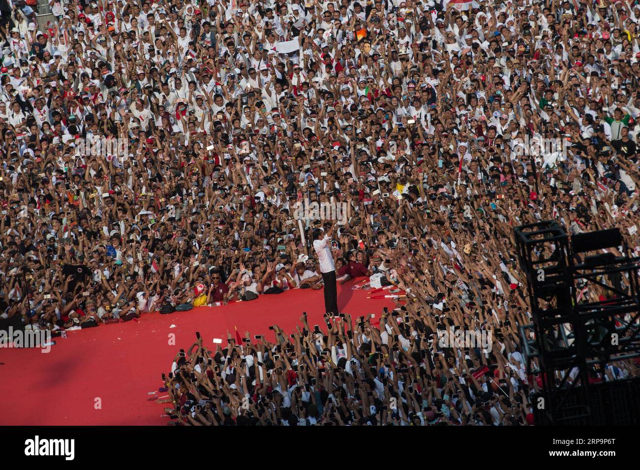 (190413) -- JAKARTA, 13. April 2019 -- Indonesiens amtierender Präsident und Präsidentschaftskandidat Joko Widodo begrüßt seine Anhänger während einer Wahlkampfveranstaltung im Gelora-Bung-Karno-Stadion in Jakarta, 13. April 2019. Indonesien wird am 17. April Präsidentschafts- und Parlamentswahlen abhalten. ) INDONESIEN-JAKARTA-PRÄSIDENTSCHAFTSWAHLKAMPF-JOKO WIDODO VERIXSANOVRI PUBLICATIONXNOTXINXCHN Stockfoto