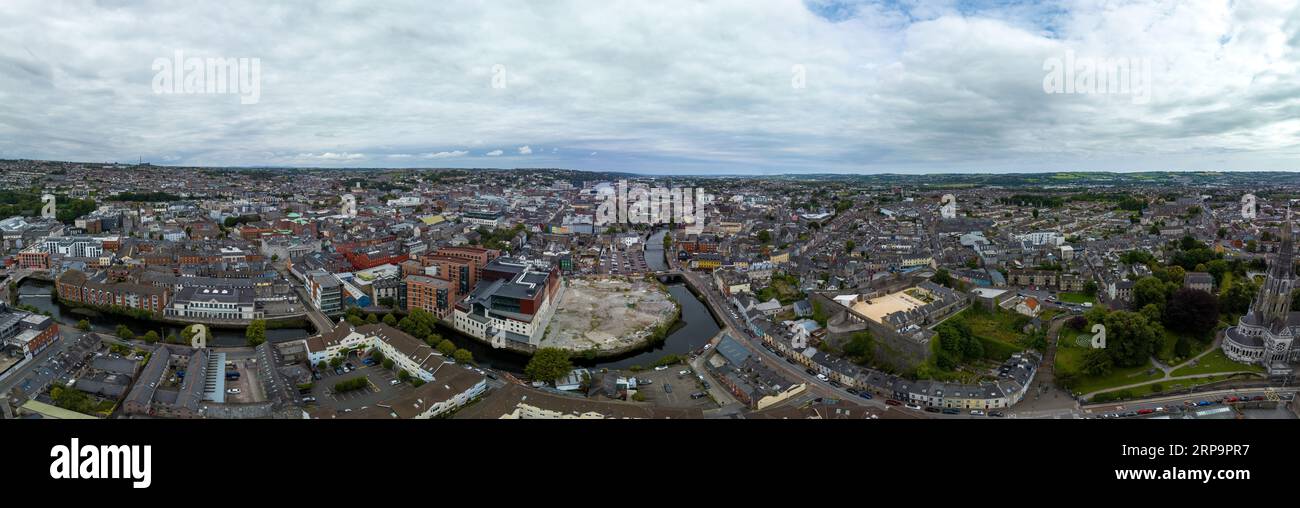 Luftpanorama von Cork im Süden Irlands mit St Colman's Cathedral, Elizabeth Fort, Bishop Lucey Park, River Lee, Saint Fin Barre's Cathedral Stockfoto