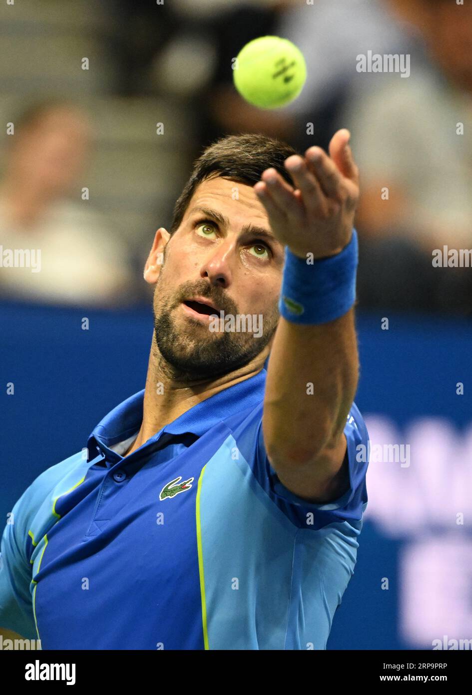 Flushing Meadow, Usa. September 2023. Novak Djokovic aus Serbien dient Borna Gojo aus Kroatien in der vierten Runde im Arthur Ashe Stadium bei den US Open Tennis Championships 2023 im USTA Billie Jean King National Tennis Center am Sonntag, den 3. September 2023 in New York City. Foto von Larry Marano/UPI Credit: UPI/Alamy Live News Stockfoto