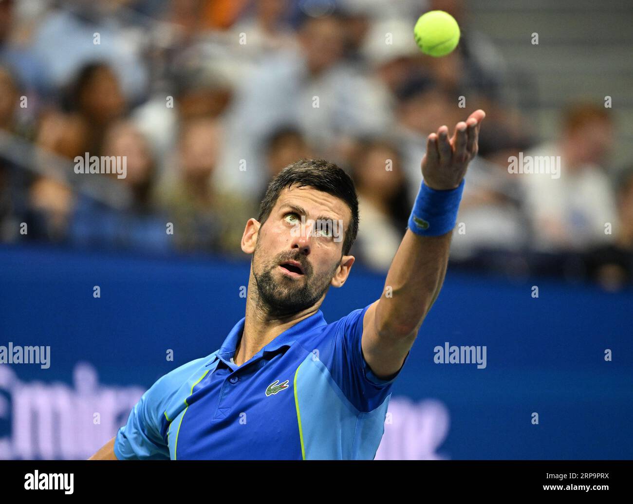 Flushing Meadow, Usa. September 2023. Novak Djokovic aus Serbien dient Borna Gojo aus Kroatien in der vierten Runde im Arthur Ashe Stadium bei den US Open Tennis Championships 2023 im USTA Billie Jean King National Tennis Center am Sonntag, den 3. September 2023 in New York City. Foto von Larry Marano/UPI Credit: UPI/Alamy Live News Stockfoto