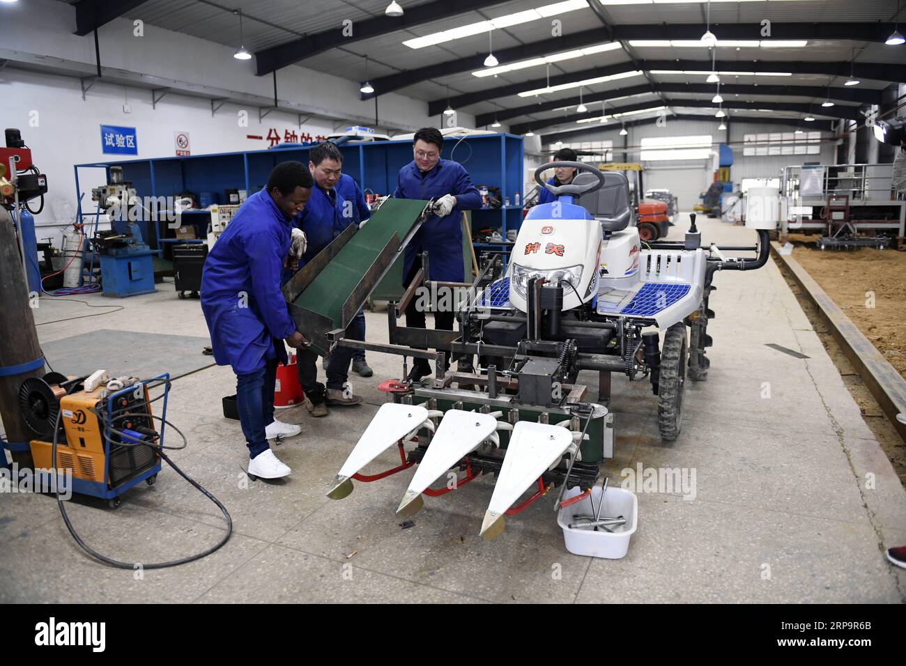 (190415) -- CHANGSHA, 15. April 2019 (Xinhua) -- Mangeh III Fondzenyuy Cedric (1. L) lernt die Reparatur landwirtschaftlicher Geräte an der Hunan Agricultural University in Changsha, Provinz Hunan in Zentralchina, 14. März 2019. Der 25-jährige Cedric kommt aus Kamerun. Nachdem er Zeuge chinesischer Unternehmen war, die Agrarwissenschaften und -Technologie und -Ausrüstung weiterentwickelten, kam er 2017 nach China und studierte nach Abschluss seines Grundstudiums als Postgraduierter in Landwirtschaftstechnik an der School of Engineering der Hunan Agricultural University. Cedric studiert hauptsächlich Landwirtschaft Stockfoto