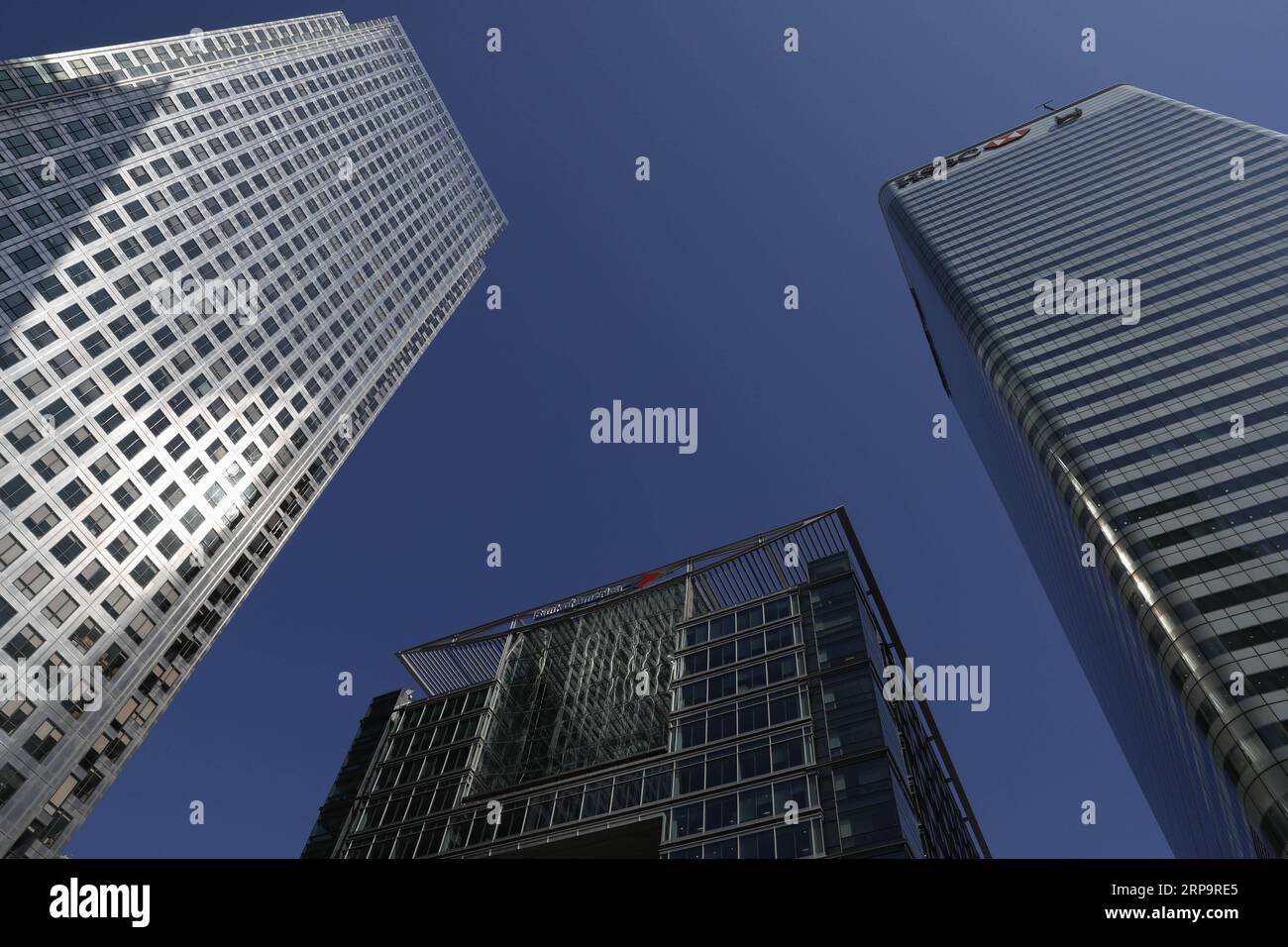 (190415) -- LONDON, 15. April 2019 (Xinhua) -- Foto aufgenommen am 15. Mai 2018 zeigt Gebäude mit HSBC (R) und Bank of America (C) Logos an der Canary Wharf in London, Großbritannien. Die zwischen der britischen Premierministerin Theresa May und der Europäischen Union (EU) vereinbarte Vereinbarung, den Brexit-Termin bis Ende Oktober zu verlängern, wird jede Erholung der Wirtschaftsleistung verzögern, sagte ein Ökonom kürzlich in einem Interview mit Xinhua. Laut Paul Dales, Chief UK economis, wird die Einigung des Mai in Brüssel mit den Staats- und Regierungschefs der EU, den Brexit-Termin vom 12. April auf den 31. Oktober zu verschieben, Auswirkungen auf die Wirtschafts- und Währungspolitik haben Stockfoto