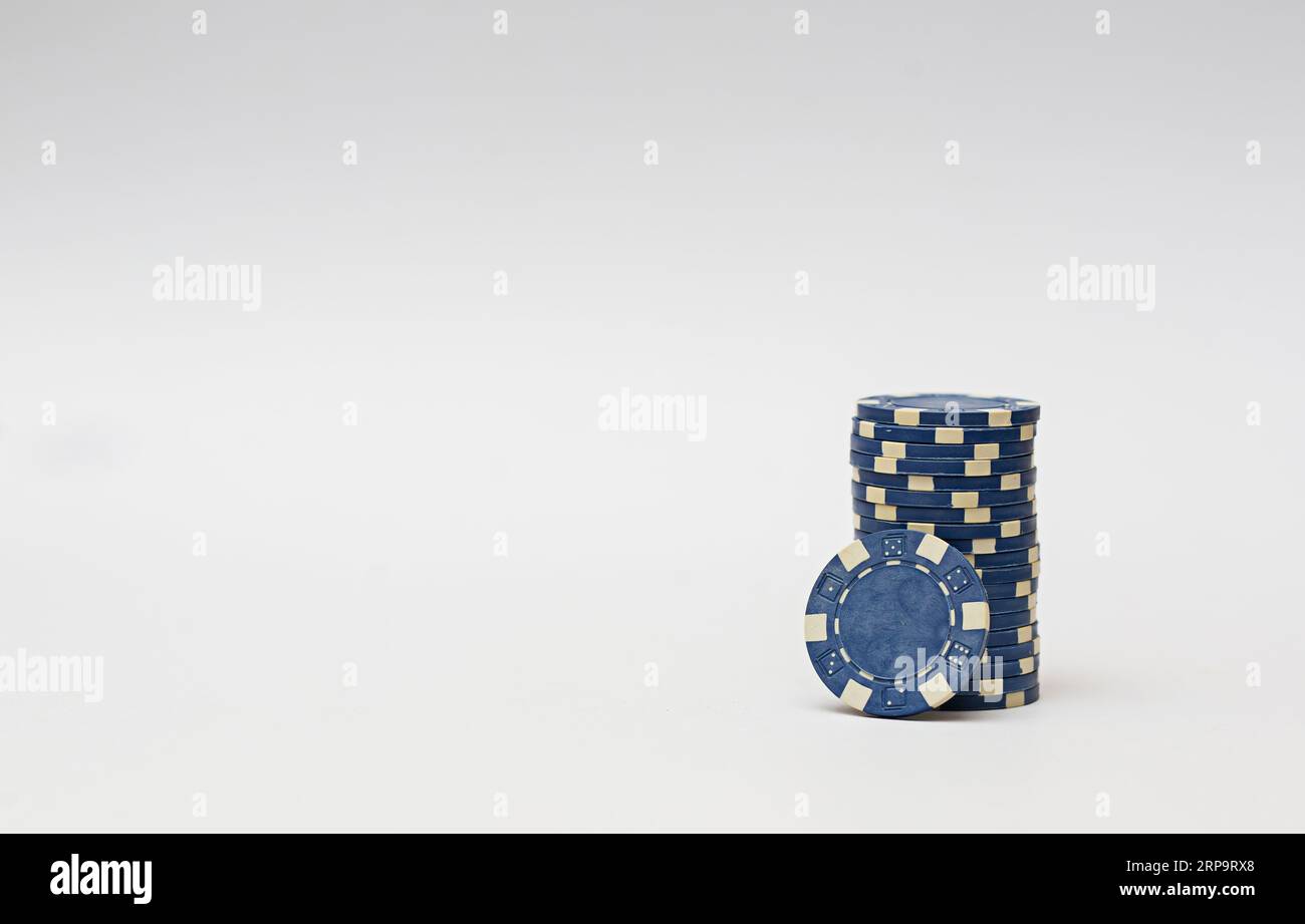 Blaue Casino-Chips auf weißem Hintergrund. Poker-Spiel. Stockfoto