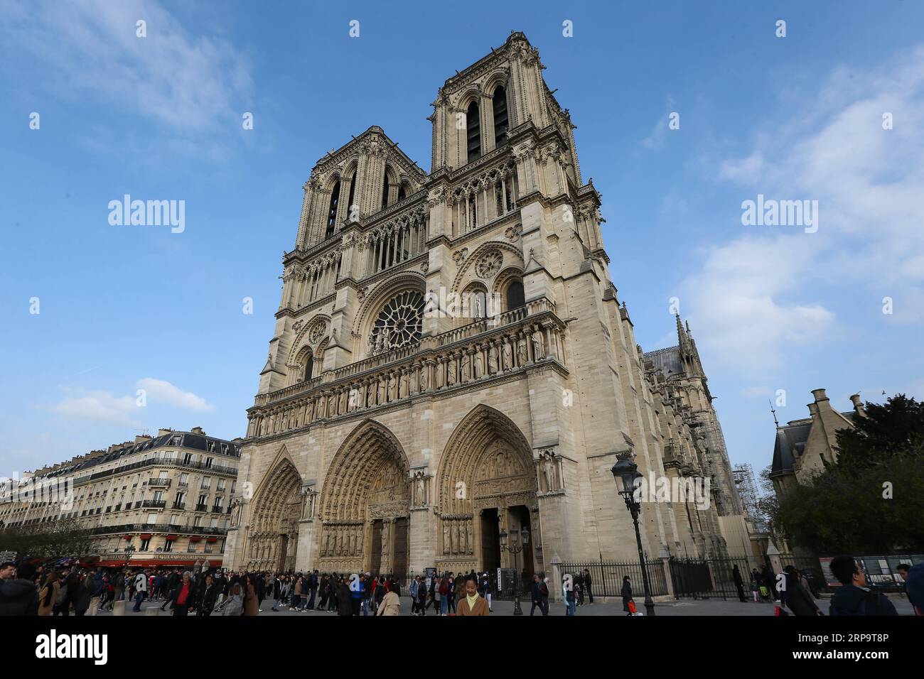 (190416) -- PARIS, 16. April 2019 (Xinhua) -- Aktenfoto vom 23. März 2019 zeigt das Äußere der Kathedrale Notre Dame in Paris, Frankreich. Das verheerende Feuer in der Kathedrale Notre Dame im Zentrum von Paris wurde nach 15 Stunden Brand ausgelöscht, berichteten lokale Medien am 16. April 2019. Am frühen Abend des 15. April brach in der berühmten Kathedrale ein Feuer aus. Online-Aufnahmen zeigten dicken Rauch, der von der Spitze der Kathedrale wehte, und riesige Flammen zwischen ihren beiden Glockentürmen, die den Turm und das gesamte Dach umschlossen, die beide später zusammenbrachen. Notre Dame gilt als eines der besten Beispiele Stockfoto