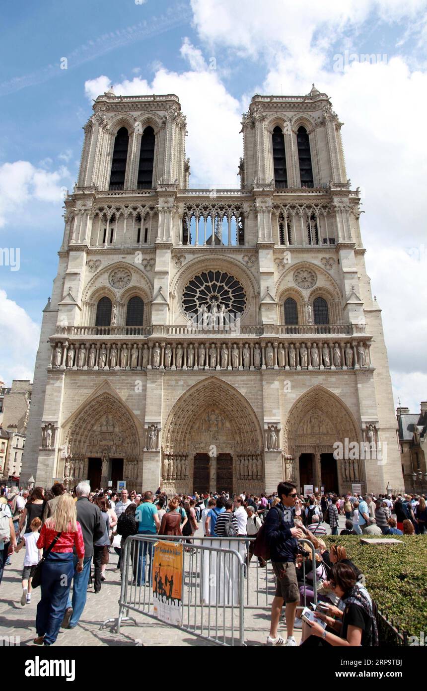 (190416) -- PARIS, 16. April 2019 (Xinhua) -- das am 22. Mai 2011 aufgenommene Foto zeigt Touristen, die die Kathedrale Notre Dame in Paris, Frankreich besuchen. Das verheerende Feuer in der Kathedrale Notre Dame im Zentrum von Paris wurde nach 15 Stunden Brand ausgelöscht, berichteten lokale Medien am 16. April 2019. Am frühen Abend des 15. April brach in der berühmten Kathedrale ein Feuer aus. Online-Aufnahmen zeigten dicken Rauch, der von der Spitze der Kathedrale wehte, und riesige Flammen zwischen ihren beiden Glockentürmen, die den Turm und das gesamte Dach umschlossen, die beide später zusammenbrachen. Notre Dame gilt als eines der besten Beispiele Stockfoto