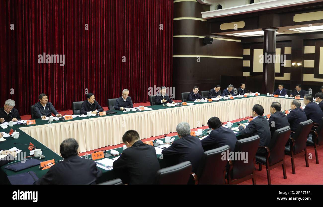 (190416) -- CHONGQING, 16. April 2019 -- der chinesische Präsident Xi Jinping, ebenfalls Generalsekretär des Zentralkomitees der Kommunistischen Partei Chinas und Vorsitzender der Zentralen Militärkommission, leitet ein Symposium über die Lösung prominenter Probleme, einschließlich der Deckung der Grundbedürfnisse von Lebensmitteln und Kleidung und der Gewährleistung der Schulpflicht, medizinische Grundversorgung und Wohnungen im südwestchinesischen Chongqing, 16. April 2019. ) CHINA-CHONGQING-XI JINPING-SYMPOSIUM (CN) JUXPENG PUBLICATIONXNOTXINXCHN Stockfoto