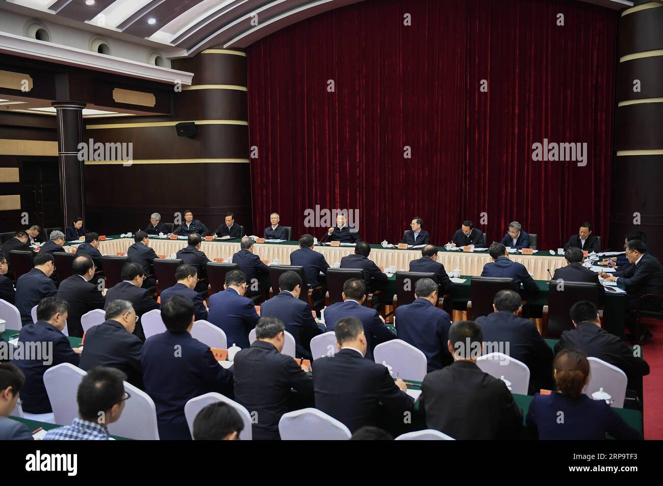 (190416) -- CHONGQING, 16. April 2019 -- der chinesische Präsident Xi Jinping, ebenfalls Generalsekretär des Zentralkomitees der Kommunistischen Partei Chinas und Vorsitzender der Zentralen Militärkommission, leitet ein Symposium über die Lösung prominenter Probleme, einschließlich der Deckung der Grundbedürfnisse von Lebensmitteln und Kleidung und der Gewährleistung der Schulpflicht, medizinische Grundversorgung und Wohnungen im südwestchinesischen Chongqing, 16. April 2019. ) CHINA-CHONGQING-XI JINPING-SYMPOSIUM (CN) XIEXHUANCHI PUBLICATIONXNOTXINXCHN Stockfoto