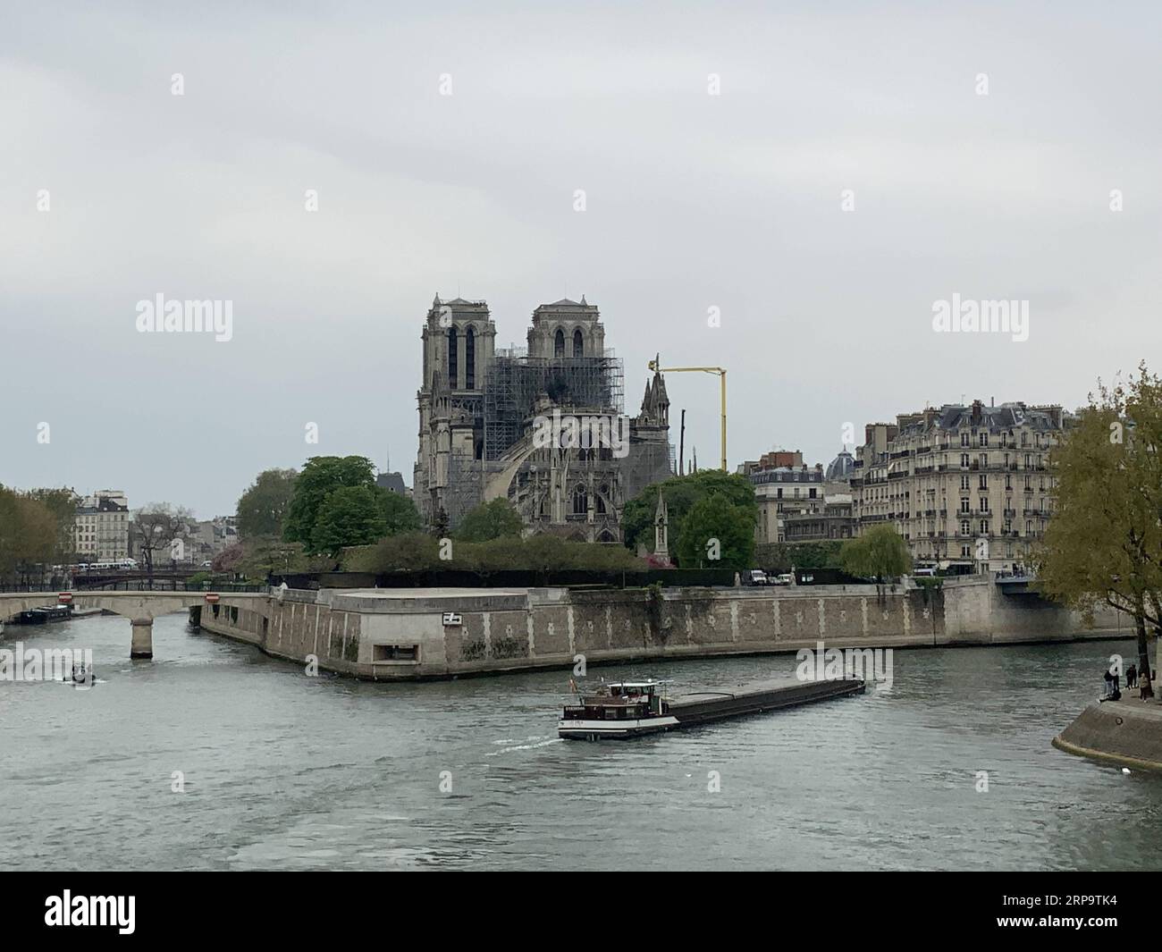 (190417) -- PARIS, 17. April 2019 (Xinhua) -- Foto vom 16. April 2019 zeigt die beschädigte Kathedrale Notre Dame nach einem Brand in Paris, Frankreich. Der französische Präsident Emmanuel Macron versprach am Dienstag, innerhalb von fünf Jahren die Kathedrale Notre Dame, die am Montagabend vom Feuer verwüstet wurde, wieder aufzubauen und forderte die Franzosen auf, vereint zu bleiben. Am frühen Montagabend brach in der berühmten Kathedrale ein Feuer aus. Online-Aufnahmen zeigten dicken Rauch, der von der Spitze der Kathedrale wehte, und riesige Flammen zwischen ihren beiden Glockentürmen, die den Turm und das gesamte Dach umschlossen, die beide später zusammenbrachen. (Xinhua/Zheng bin) FRA Stockfoto