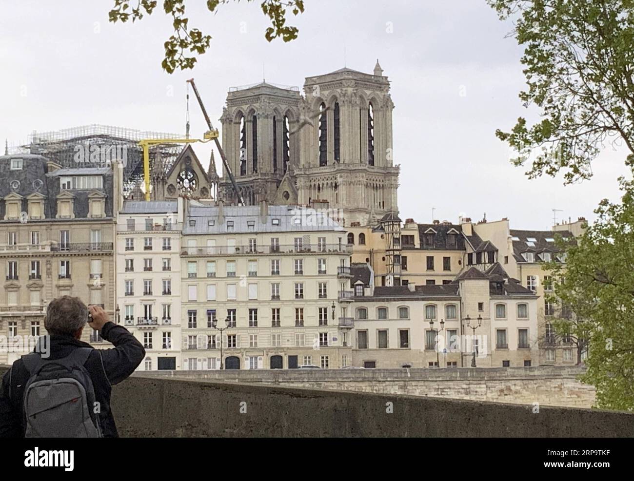 (190417) -- PARIS, 17. April 2019 (Xinhua) -- Foto vom 16. April 2019 zeigt die beschädigte Kathedrale Notre Dame nach einem Brand in Paris, Frankreich. Der französische Präsident Emmanuel Macron versprach am Dienstag, innerhalb von fünf Jahren die Kathedrale Notre Dame, die am Montagabend vom Feuer verwüstet wurde, wieder aufzubauen und forderte die Franzosen auf, vereint zu bleiben. Am frühen Montagabend brach in der berühmten Kathedrale ein Feuer aus. Online-Aufnahmen zeigten dicken Rauch, der von der Spitze der Kathedrale wehte, und riesige Flammen zwischen ihren beiden Glockentürmen, die den Turm und das gesamte Dach umschlossen, die beide später zusammenbrachen. (Xinhua/Zheng bin) FRA Stockfoto