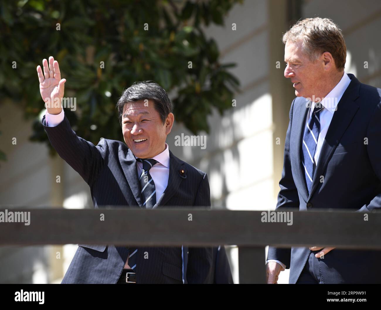 (190417) -- WASHINGTON, 17. April 2019 (Xinhua) -- US-Handelsvertreter Robert Lighthizer (R) trifft sich mit dem japanischen Minister für wirtschaftliche Revitalisierung Toshimitsu Motegi außerhalb des Büros des Handelsbeauftragten der Vereinigten Staaten in Washington D.C., The Unites States, 16. April 2019. In einer am Dienstag veröffentlichten Erklärung des Amtes des Handelsbeauftragten der Vereinigten Staaten (USTR) hieß es, die Verhandlungsführer aus den Vereinigten Staaten und Japan würden ihre Gespräche über ein bilaterales Handelsabkommen fortsetzen. (Xinhua/Liu Jie) HANDELSGESPRÄCHE ZWISCHEN den USA und JAPAN PUBLICATIONxNOTxINxCHN Stockfoto