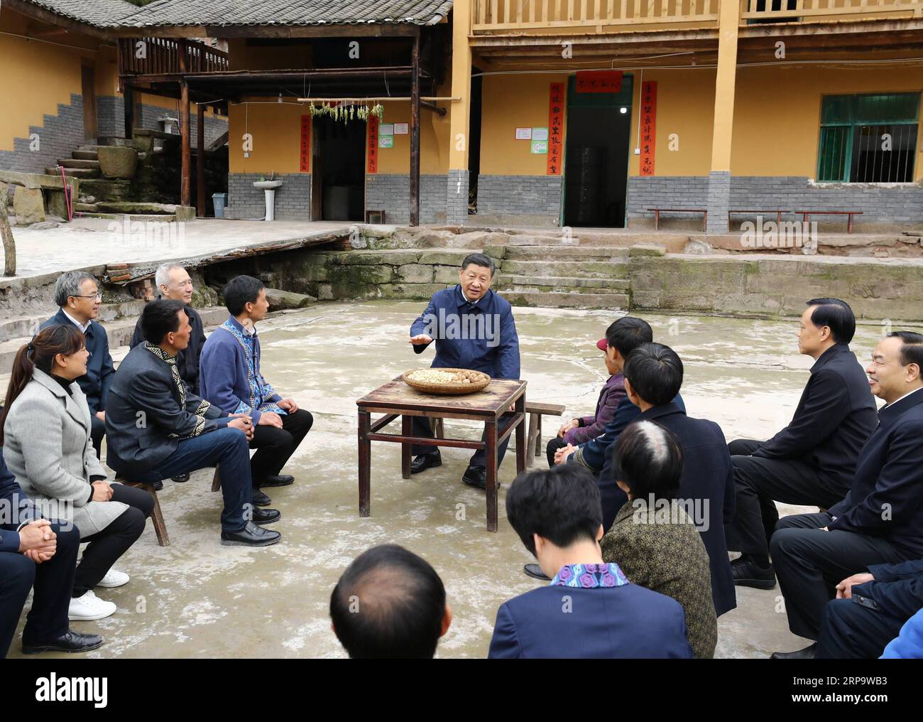 (190417) -- CHONGQING, 17. April 2019 -- der chinesische Präsident Xi Jinping, ebenfalls Generalsekretär des Zentralkomitees der Kommunistischen Partei Chinas und Vorsitzender der Zentralen Militärkommission, spricht mit Dorfbewohnern, Beamten der Primarebene, Leiter der Armutsbekämpfung und Dorfärzte im Dorf Huaxi im autonomen Kreis Shizhu Tujia im südwestchinesischen Chongqing, 15. April 2019. Vom 15. Bis 17. April unternahm Xi eine Besichtigungstour nach Chongqing. Er war auch Vorsitzender und hielt eine Rede auf einem Symposium, um die Probleme im Zusammenhang mit den grundlegenden Lebensbedürfnissen der armen ländlichen Bevölkerung zu thematisieren Stockfoto