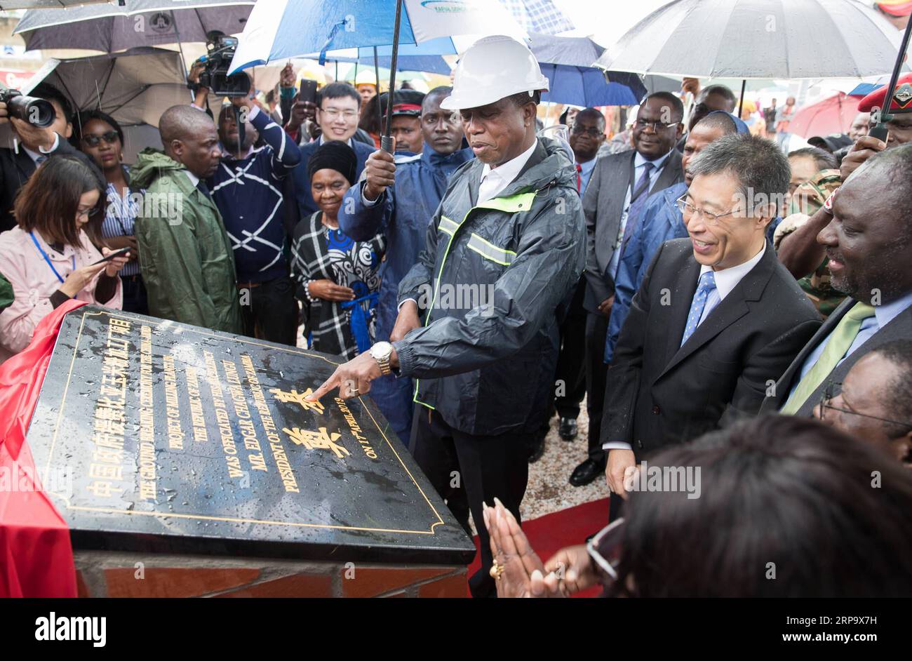 (190418) -- CHONGWE, 18. April 2019 (Xinhua) -- der sambische Präsident Edgar Lungu nimmt am 17. April 2019 an der Spatenstich einer chinesischen Mühlerei in Chongwe, Lusaka, Sambia, Teil. Sambia hat am Mittwoch mit dem Bau von chinesischen Mühlenanlagen begonnen, die die Nahrungsmittelversorgung erheblich verbessern und die lokale Beschäftigung im afrikanischen Land erhöhen sollen. (Xinhua/Peng Lijun) ZAMBIA-CHONGWE-CHINA-GEFÖRDERTE MÜHLENANLAGEN - BAHNBRECHENDE PUBLICATIONxNOTxINxCHN Stockfoto