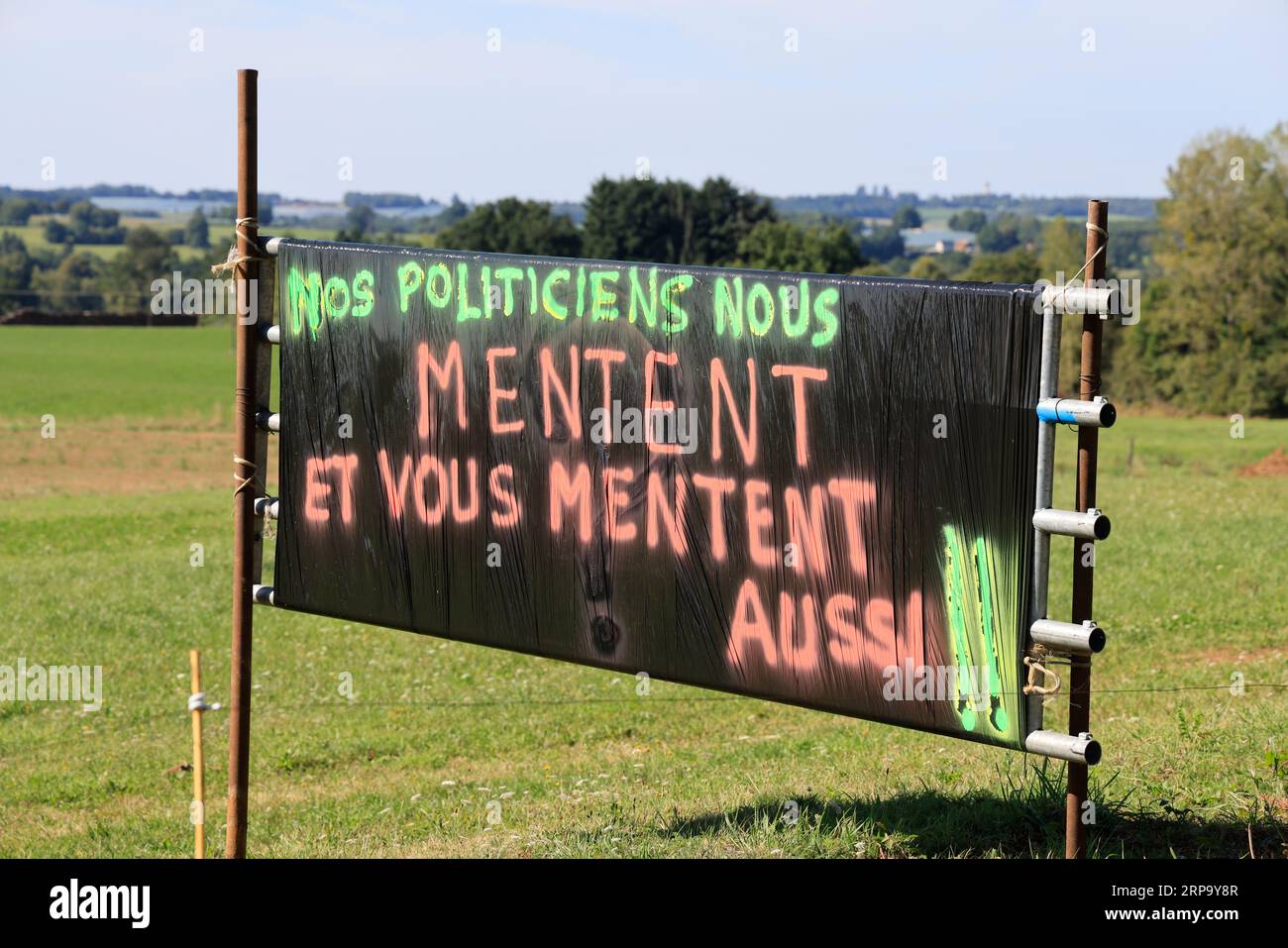 Banderoles et panneaux d’opposition à l’implation d’un Centre d’accueil de demandeurs d’asile (CADA) dans la petite commune rurale de Beyssenac e Stockfoto