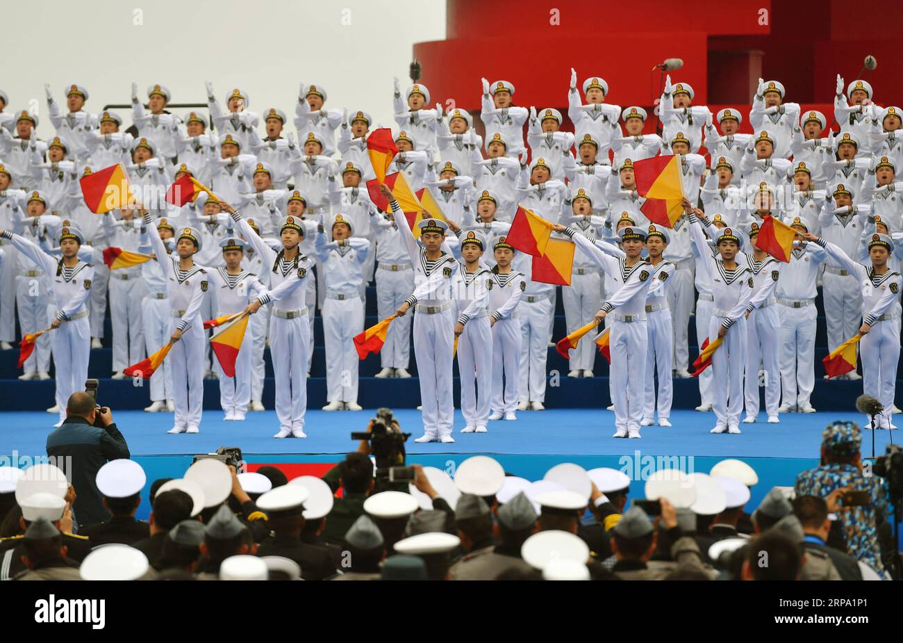 (190422) -- QINGDAO, 22. April 2019 -- Eine gemeinsame Militärmusikausstellung findet statt, um den 70. Gründungsjubiläum der Volksbefreiungsarmee Navy in Qingdao, der ostchinesischen Provinz Shandong, am 22. April 2019 zu feiern. Die Militärkapellen aus China, Thailand, Vietnam, Bangladesch und Indien traten bei der Veranstaltung auf. Über 1.200 Personen, darunter Offiziere und Soldaten von Marineschiffen aus dem in- und Ausland und Qingdao-Bürger, sahen die Vorstellung. ) CHINA-SHANDONG-QINGDAO-MILITARY MUSIC DISPLAY (CN) ZHUXZHENG PUBLICATIONXNOTXINXCHN Stockfoto