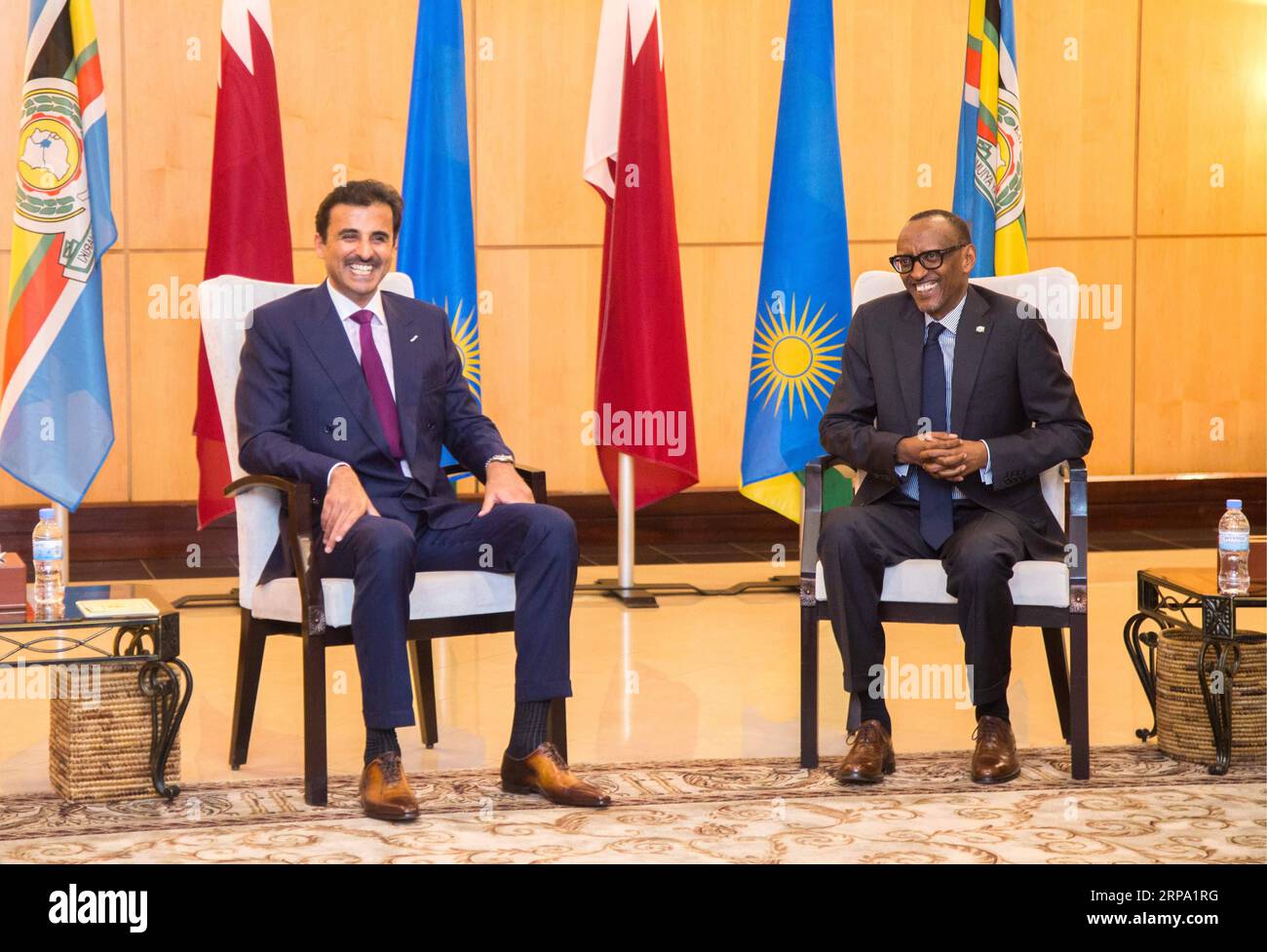 (190422) -- KIGALI, 22. April 2019 -- der ruandische Präsident Paul Kagame (R) trifft sich am 21. April 2019 in Kigali, der Hauptstadt Ruandas, zu einem Besuch in Katar Emir Sheikh Tamim bin Hamad al-Thani. ) RUANDA-KIGALI-QATAR-EMIR-VISIT CyrilxNdegeya PUBLICATIONxNOTxINxCHN Stockfoto