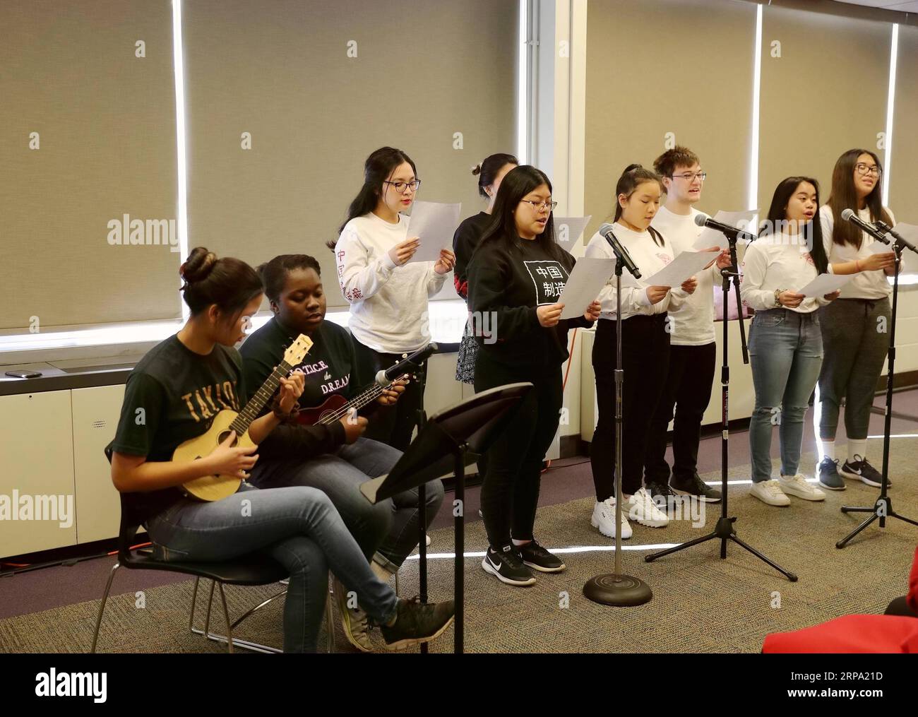 (190422) -- PEKING, 22. April 2019 (Xinhua) -- Studenten singen ein chinesisches Lied namens The Moon Represents My Heart im Bundesstaat Illinois, USA, 3. April 2019. (Xinhua/Wang Ping) Xinhua-Schlagzeilen: Ein Brief des chinesischen Präsidenten, eine Geschichte der Freundschaft zwischen China und den USA PUBLICATIONxNOTxINxCHN Stockfoto