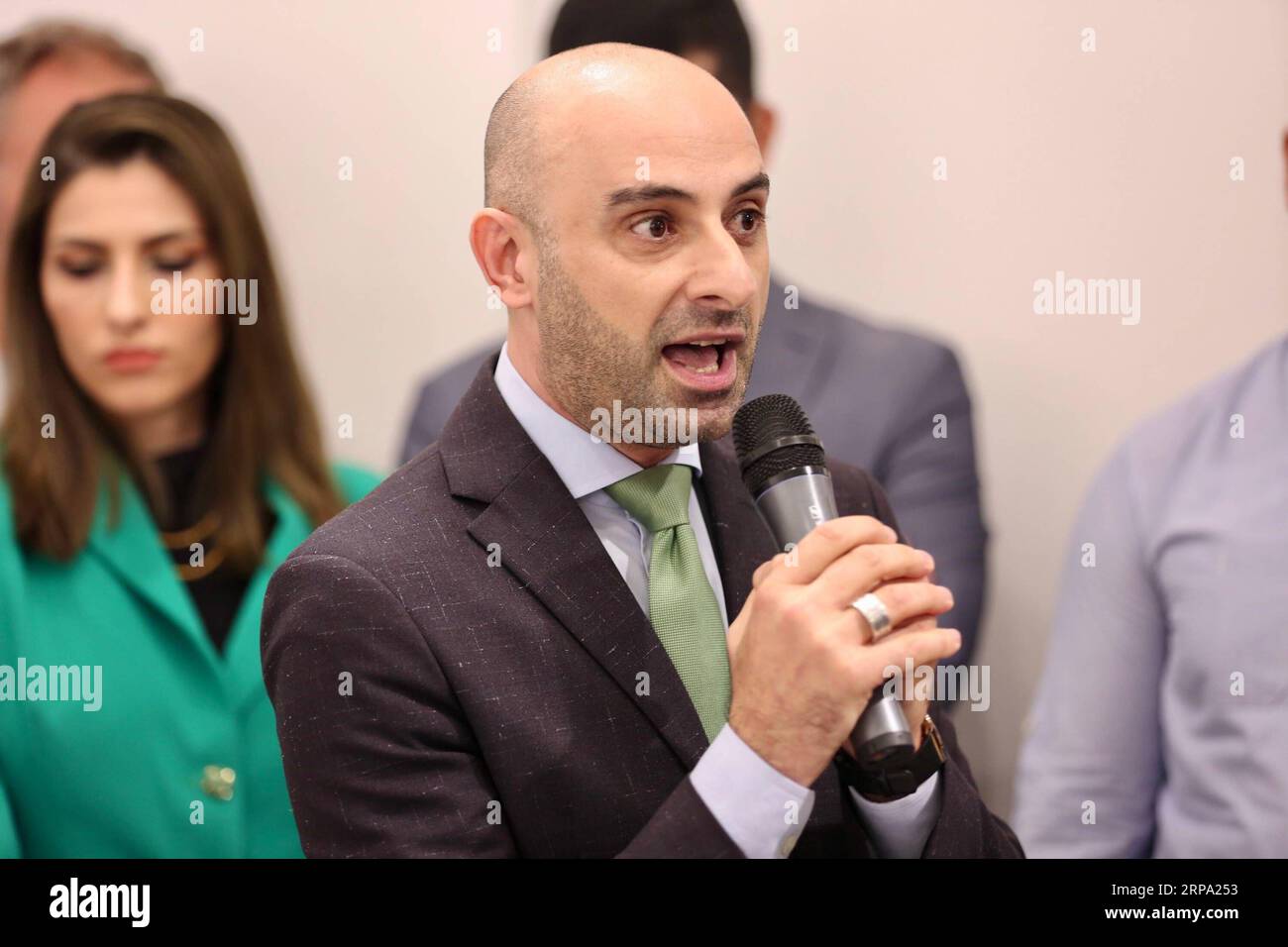 (190422) -- , 22. April 2019 -- der irakische Künstler Zaid al-Ani spricht in seiner Galerie unter dem Namen Imagine in einem Saal im Französischen Institut im Irak, 20. April 2019. Al-Ani präsentierte eine Sammlung von Gemälden geometrischer Formen in Schwarz-weiß, in denen er die menschliche Form auf eine Weise nutzte, die wie ein Gravur eines sumerischen Zylindersiegels aussieht. ZUM Beitrag: Rising from Ashes of Conflict, Iraqi Artists struggle for Brighter Future Khalil Dawood) IRAQ--ART GALLERY Bagdad PUBLICATIONxNOTxINxCHN Stockfoto