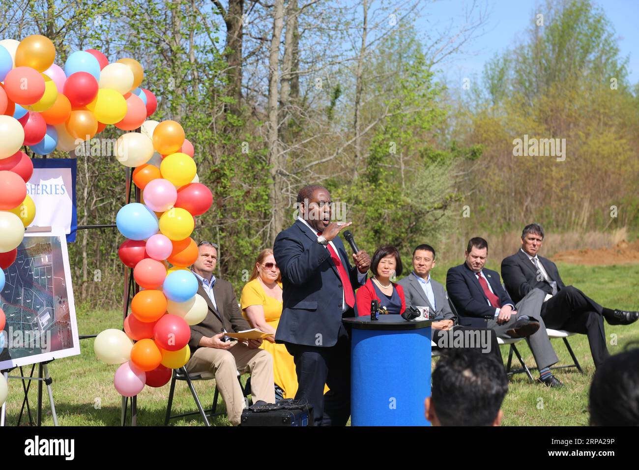 (190422) -- WICKLIFFE (USA), 22. April 2019 (Xinhua) -- Erran F. Persley (Front), kommissar des Kentucky Cabinet for Economic Development, spricht bei der Eröffnungszeremonie des International Fisheries Industrial Park in Wickliffe, Kentucky, USA, am 12. April 2019. Die Gründung eines Industrieparks, der sich der Verarbeitung asiatischer Karpfen im südöstlichen Bundesstaat Kentucky widmet, hat die Hoffnung verstärkt, dass seine Fähigkeit, den knöchernen Fisch in Delikatesse zu verwandeln, die Chancen erhöht, den Kampf gegen die invasiven Fische im Mississippi zu gewinnen. (Xinhua/Xu Xingtang) FÜR Spotlight: Stockfoto