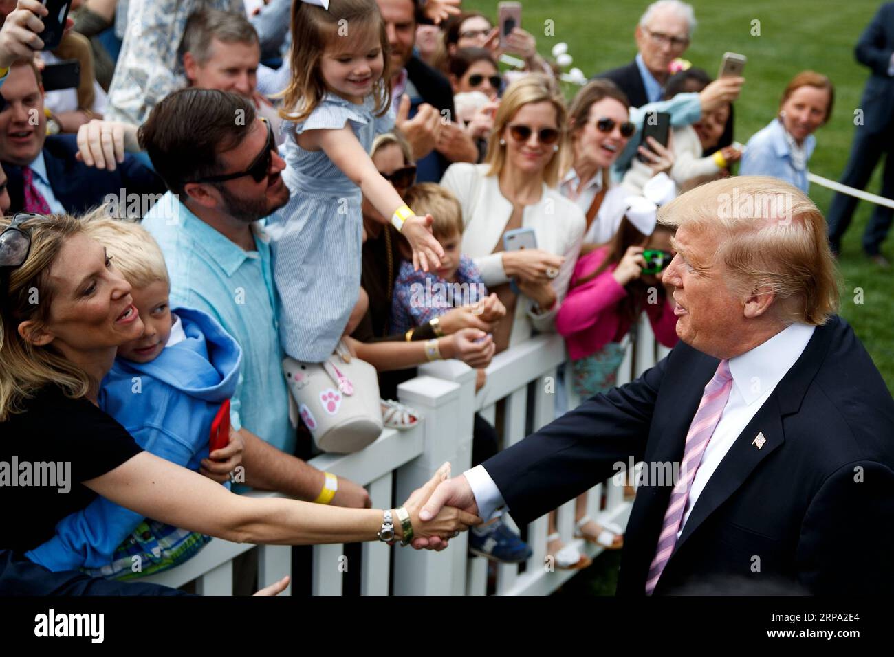 (190422) -- WASHINGTON, 22. April 2019 -- US-Präsident Donald Trump (Front R) nimmt am 22. April 2019 an der jährlichen Ostereierrolle im Weißen Haus in Washington D.C. Teil. Das White House Easter Egg Roll fand am Montag auf dem Südrasen statt, als die jährliche Tradition zum 141. Jahr eintrat. U.S.-WASHINGTON D.C.-WHITE HOUSE-EASTER EGG ROLL TINGXSHEN PUBLICATIONXNOTXINXCHN Stockfoto