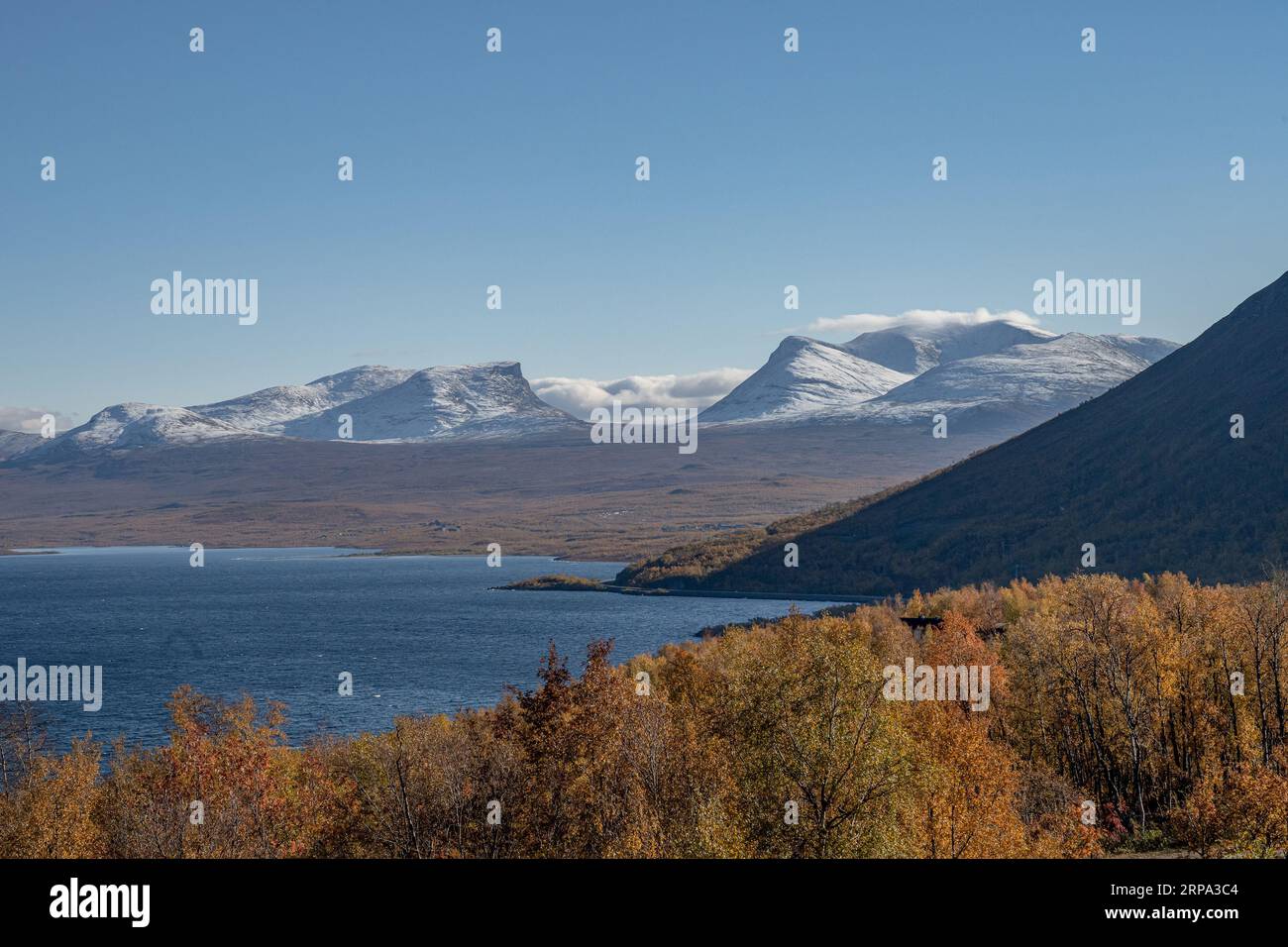 Herbstsaison in Abisko mit Lake Tornetraesk im Hintergrund, aus Bjoerkliden, Schweden, Schweden. Stockfoto