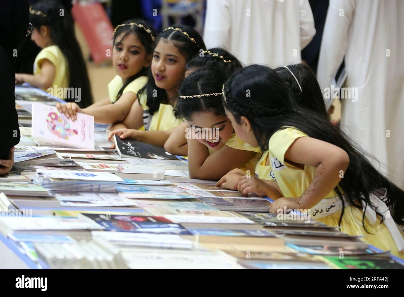 (190424) -- ABU DHABI, 24. April 2019 (Xinhua) -- Mädchen lesen Bücher, die auf der 29. Ausgabe der Abu Dhabi International Book Fair in Abu Dhabi, den Vereinigten Arabischen Emiraten (VAE), 24. April 2019, ausgestellt wurden. Die 29. Ausgabe der Abu Dhabi International Book Fair begann am Mittwoch im Abu Dhabi National Exhibition Centre mit mehr als 500.000 Titeln. (Xinhua/Su Xiaopo) VAE-ABU DHABI-INT L BOOK FAIR-OPENING PUBLICATIONxNOTxINxCHN Stockfoto