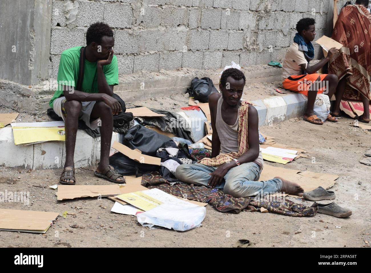 (190425) -- ADEN, 25. April 2019 -- inhaftierte illegale afrikanische Migranten sitzen am 25. April 2019 in ihrem Internierungslager in Aden, Jemen. Tausende von illegalen afrikanischen Einwanderern und Asylsuchenden, die von Sicherheitsbehörden in der südjemenitischen Hafenstadt Aden inhaftiert werden, sind unter miserablen humanitären Bedingungen. DAZU NOCH: Inhaftierte afrikanische Migranten leiden unter harten Bedingungen im jemenitischen Aden Murad Abdo) JEMEN-ADEN-ILLEGALE MIGRANTEN nieyunpeng PUBLICATIONxNOTxINxCHN Stockfoto