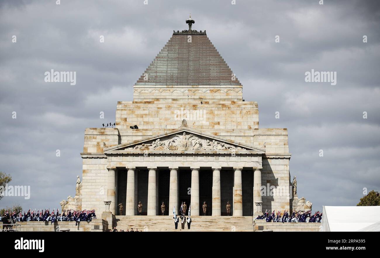 (190425) -- MELBOURNE, 25. April 2019 -- Menschen besuchen den Gottesdienst anlässlich des Anzac Day am Shrine of Remembrance in Melbourne, Australien, 25. April 2019. Der Anzac Day wird jedes Jahr am 25. April gefeiert und ist der nationale Gedenktag Australiens und Neuseelands für die Mitarbeiter, die in Kriegen, Konflikten und Friedenssicherungseinsätzen gedient und gestorben sind. ) AUSTRALIEN-MELBOURNE-ANZAC TAG BaixXuefei PUBLICATIONxNOTxINxCHN Stockfoto